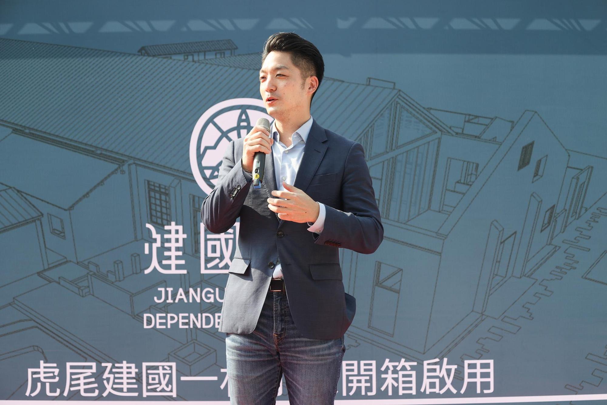 國民黨台北市長候選人蔣萬安今（10）日一早掃街拜票，並宣布請辭立委「展現破釜沈舟決心」。（翻攝蔣萬安臉書）