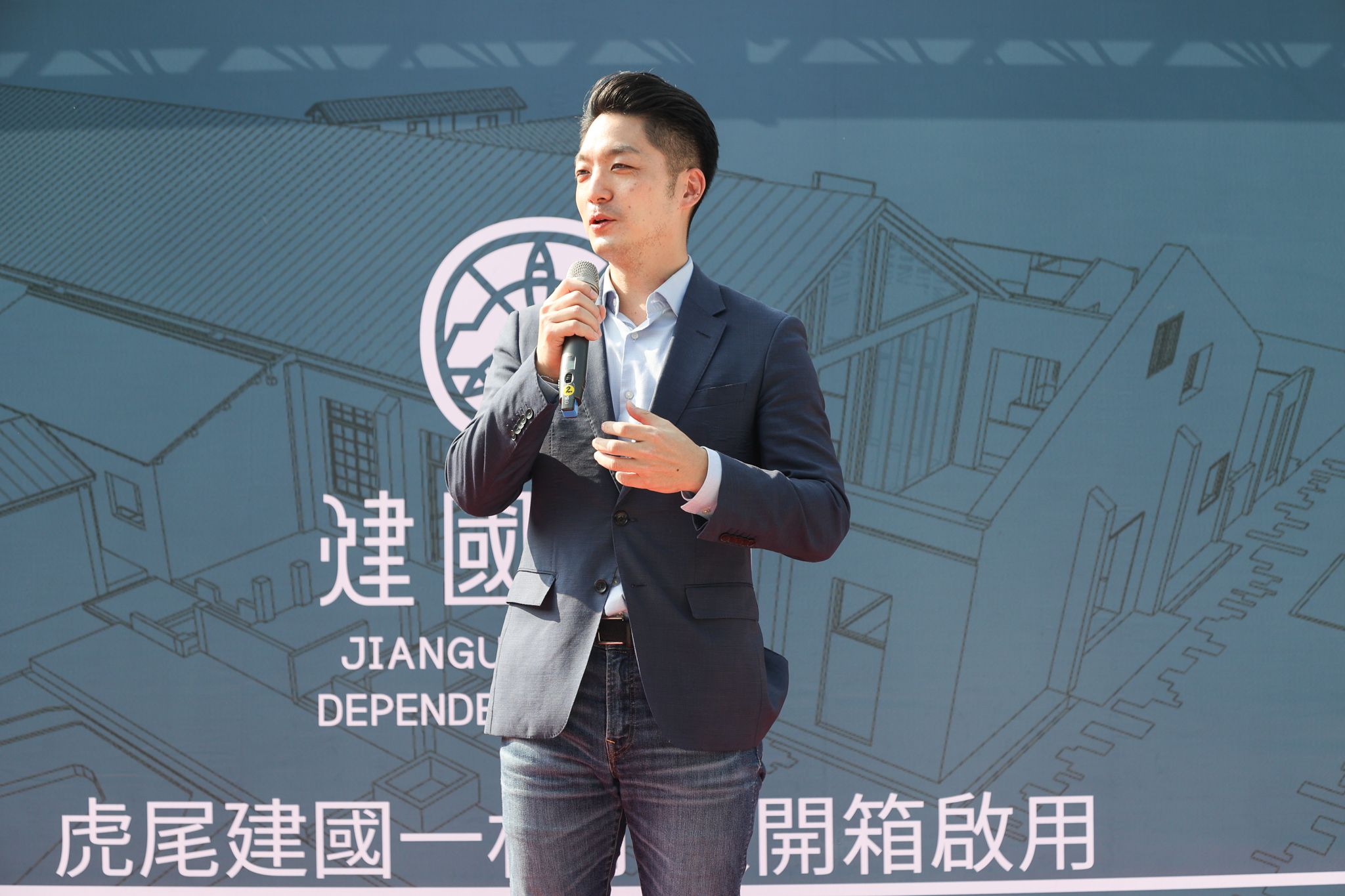 國民黨台北市長候選人蔣萬安今（10）日一早掃街拜票，並宣布請辭立委「展現破釜沈舟決心」。（翻攝蔣萬安臉書）