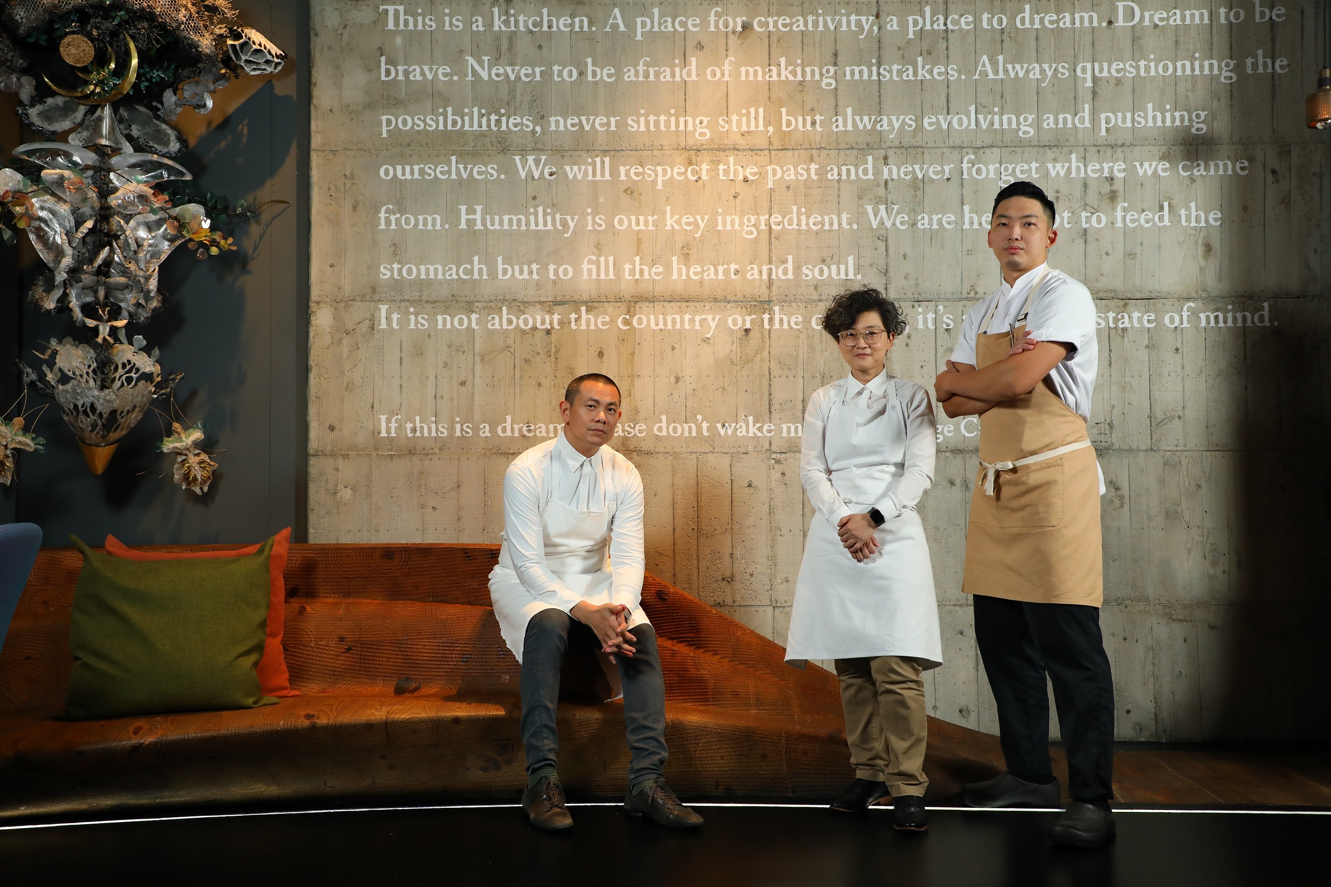 在江振誠（左）領軍下，新上任的營運經理Kim（中）及主廚Ben（右）共同打造RAW的堅強團隊。