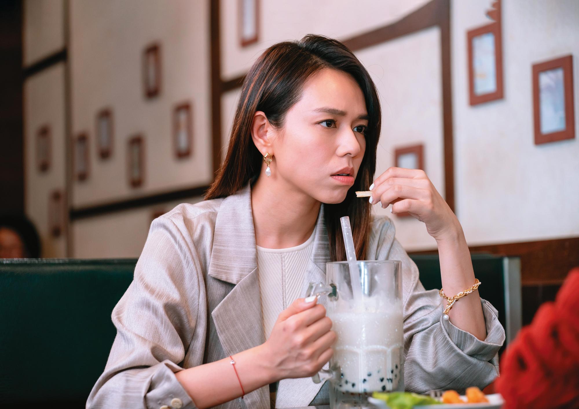 話題不斷的電視劇《台北女子圖鑑》,夏于喬飾演在台北求發展的許慧如,每回出場都秀出廣大的人脈。(Disney+提供)