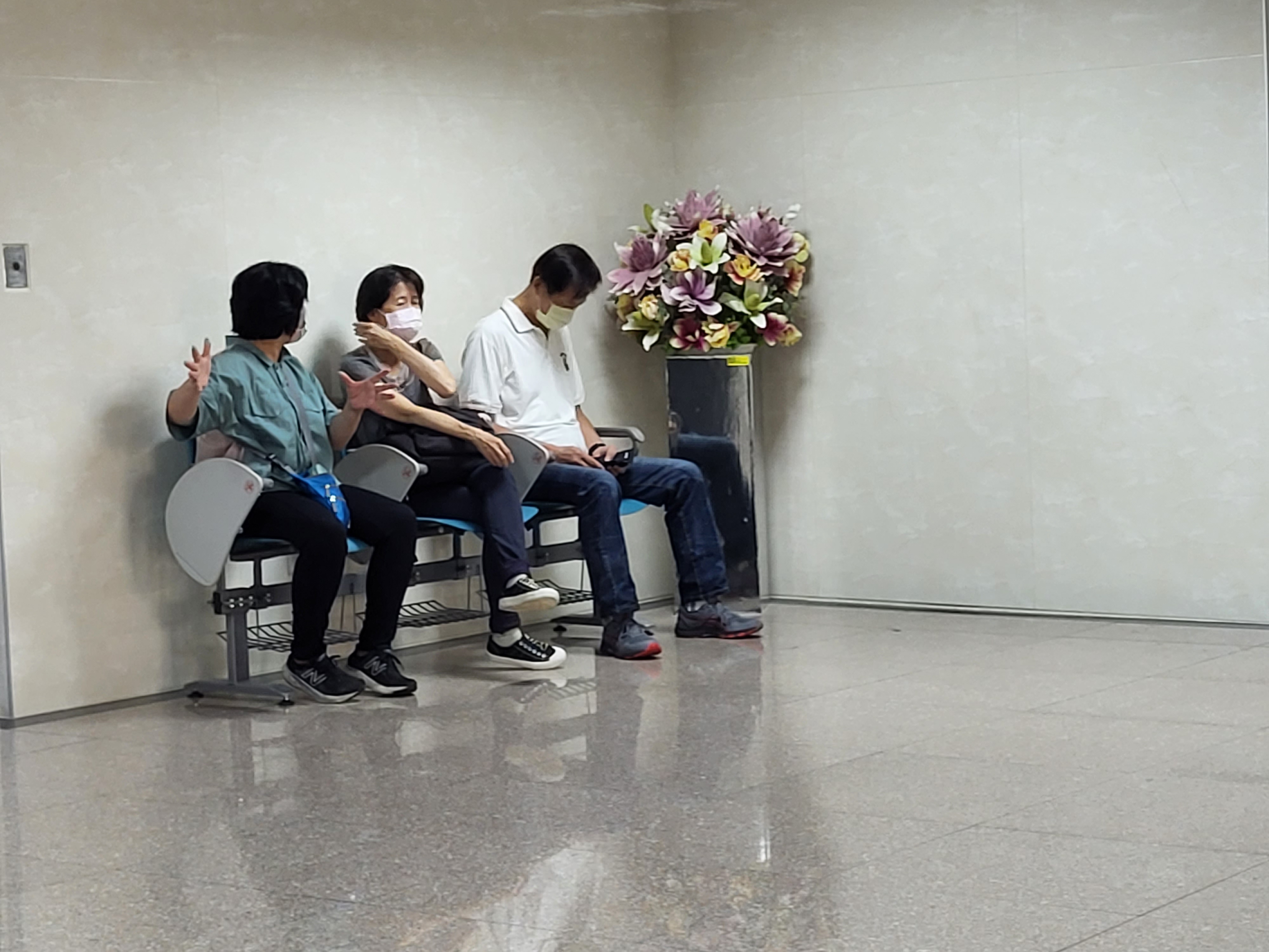 前花蓮高分檢檢察官施慶堂（右）甫剛退休，上午現身台北地檢署前來參加司法志工面試遴選，全署檢察官幾乎都不知情。