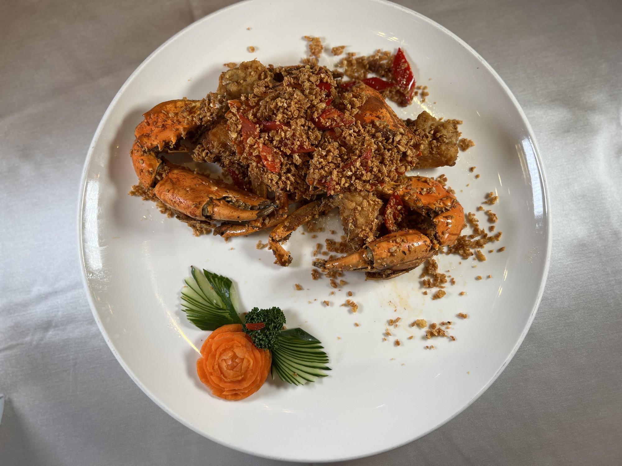 「避風塘大沙公」酥炸後再和線炸蒜酥大火拌炒,下酒良物無誤。(2,980元/隻)