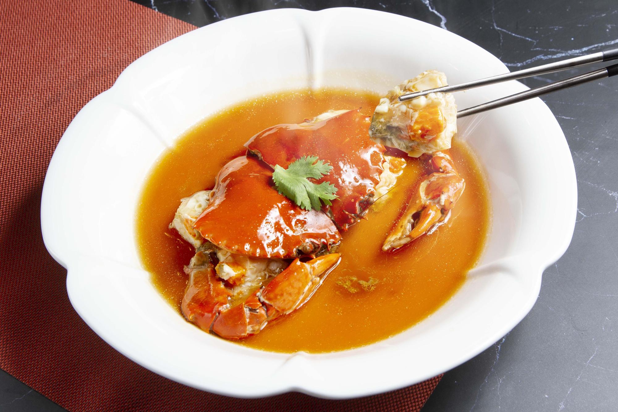 「花雕蒸膏蟹」兼有酒香與滑嫩蒸蛋,適合對生食忌口的饕客。(1,700元/隻)(點水樓提供)