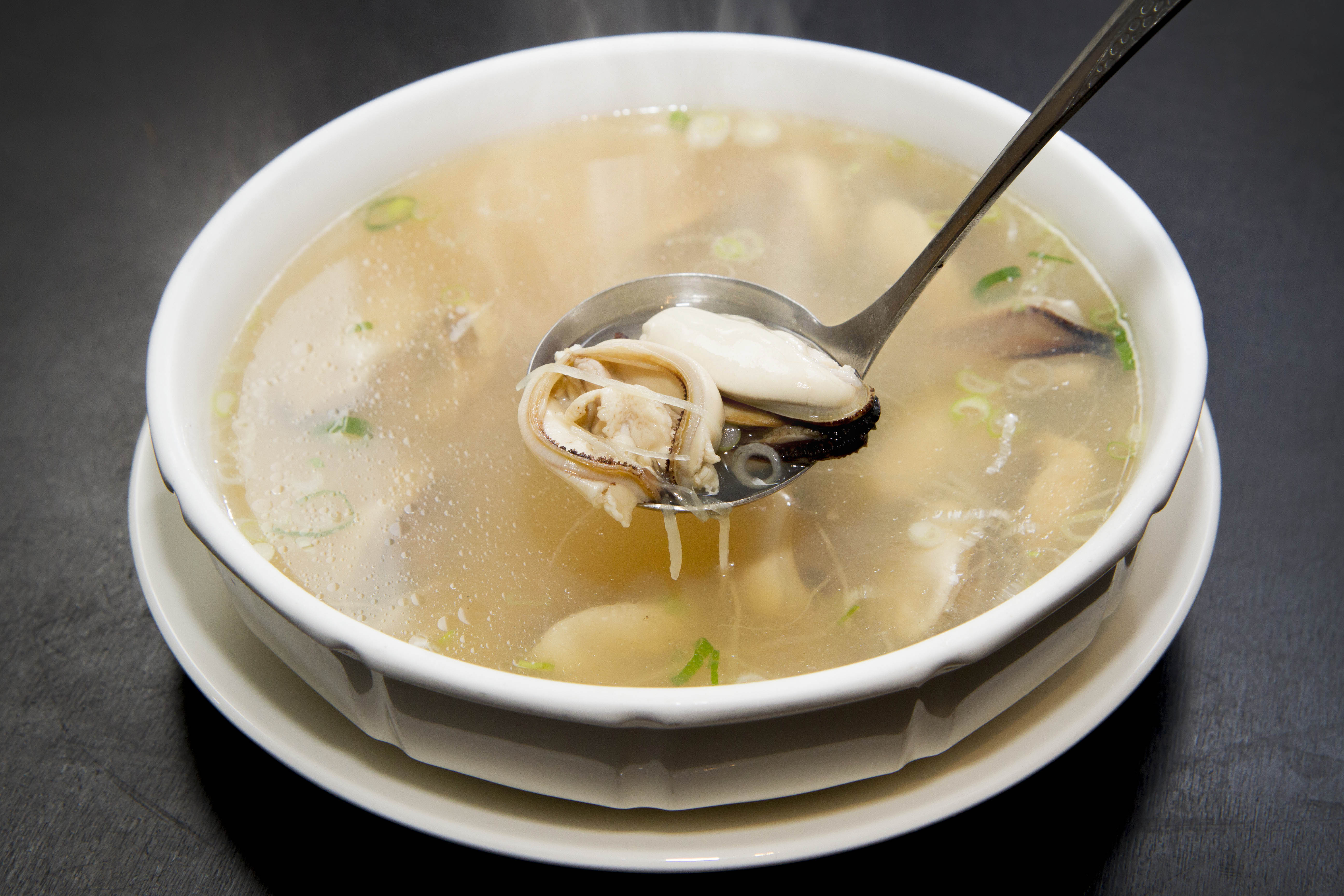 「上湯馬祖淡菜」」要掌握淡菜的烹煮時間，來維持口感飽滿Q彈。（1,140元／小份、1,710元／中份、2,280元／大份）（點水樓提供）