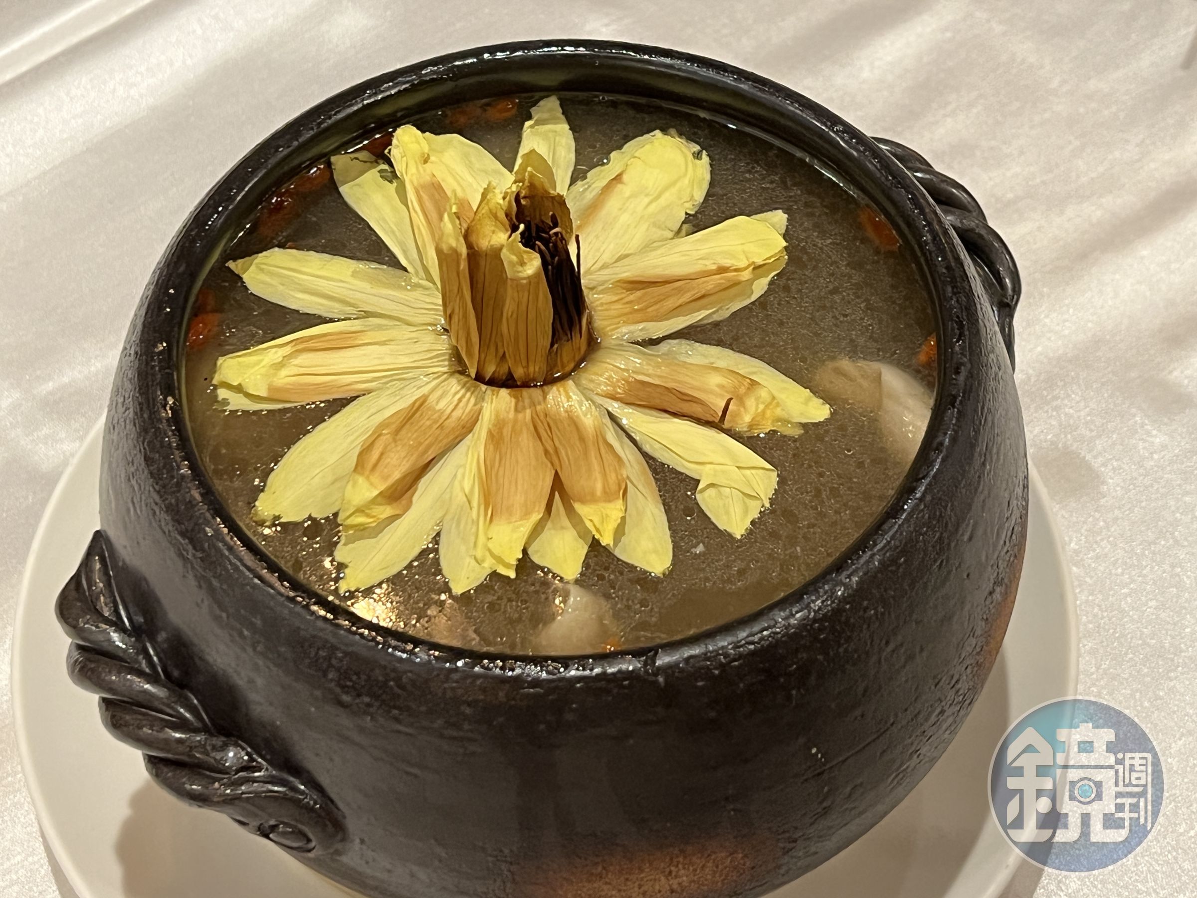 溫補的藥膳「蓮花養生鍋」裡放上一朵香水蓮花，身姿緩緩綻放。（1,800元／鍋）