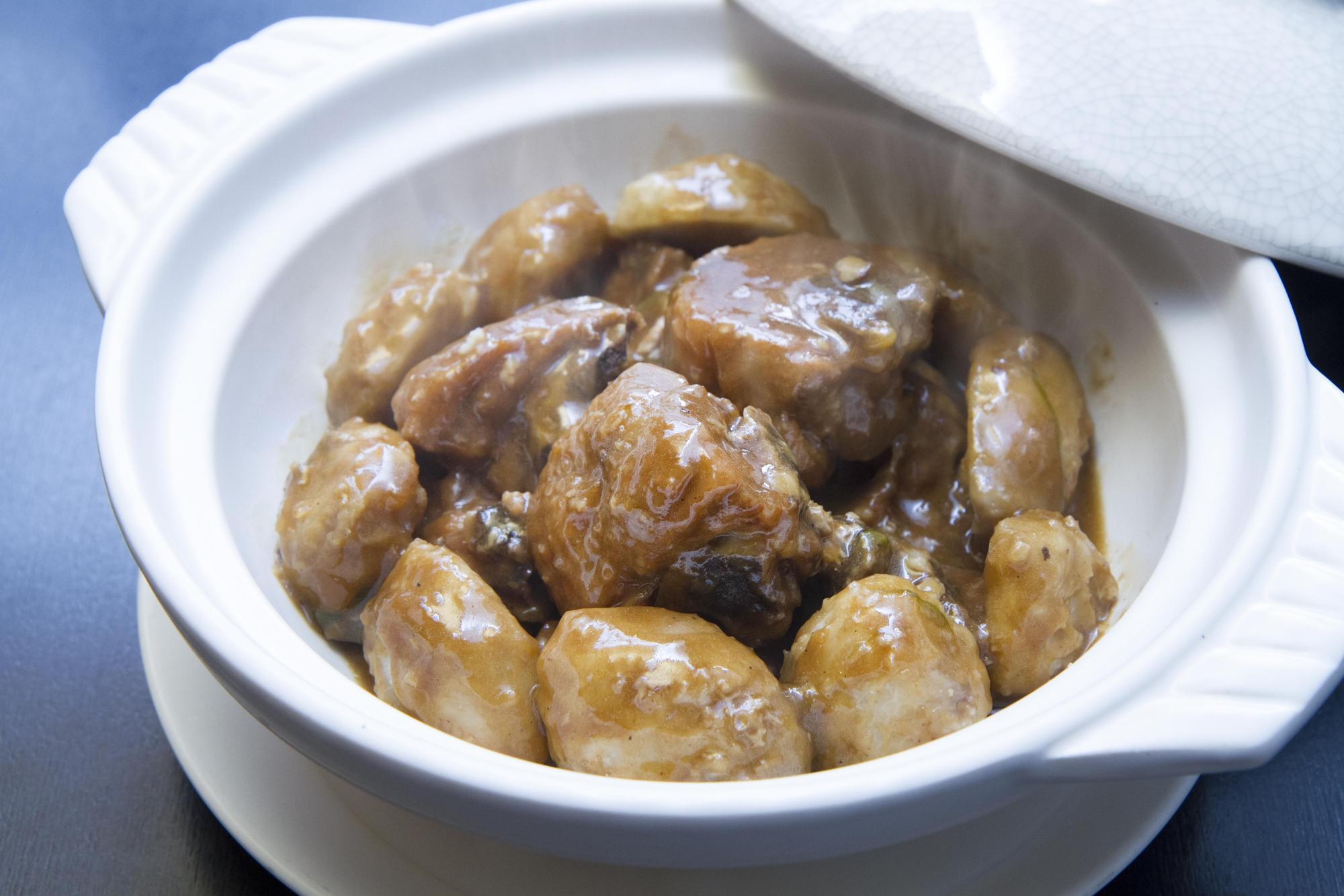 「芋艿雞骨醬」以Q綿芋艿佐搭有咬勁的玉米雞。(620元/小份、930元/中份、1,240元/大份)(點水樓提供)