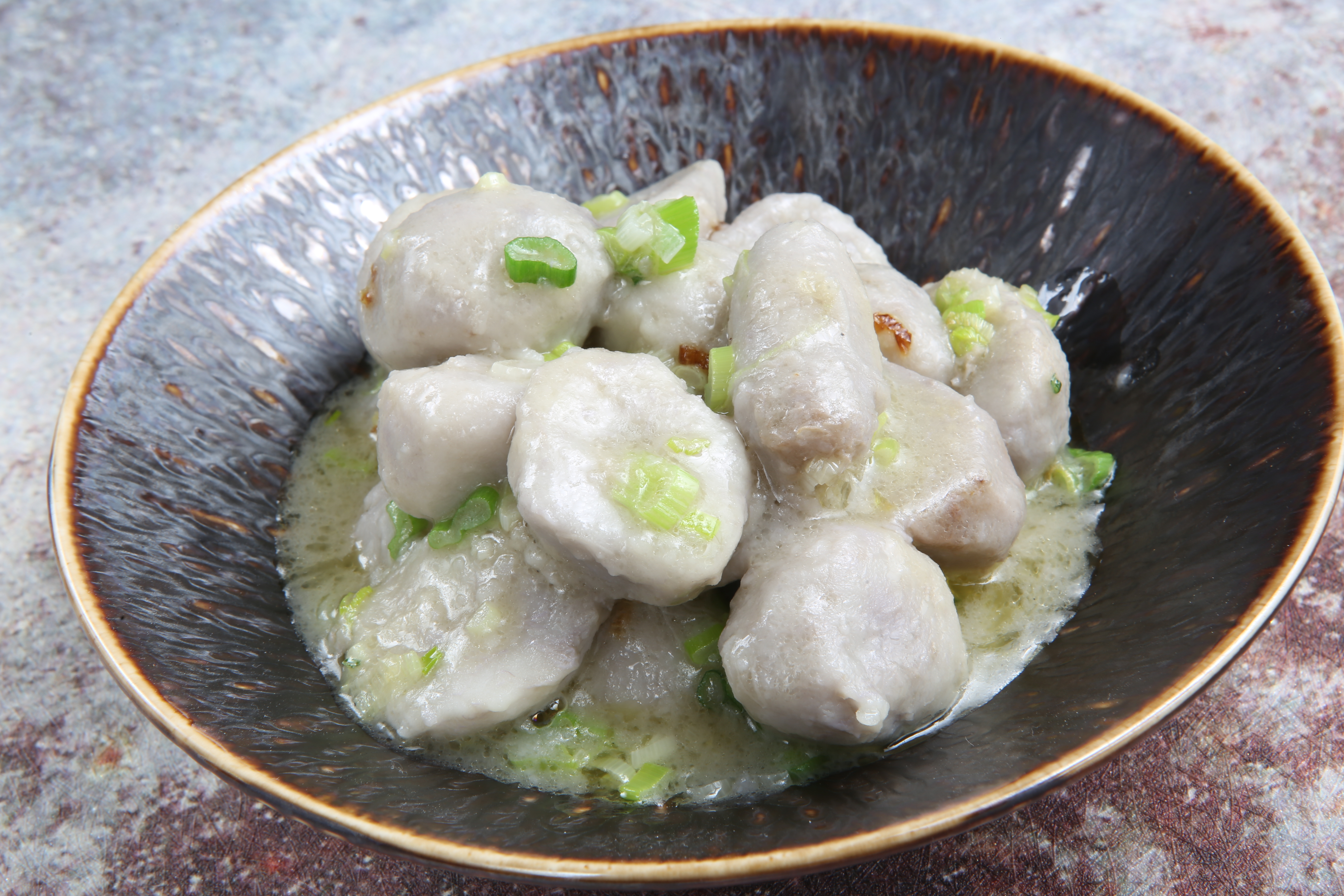 「蔥油芋艿」充分吸入三星蔥油的香氣。（330元／份）（點水樓提供）