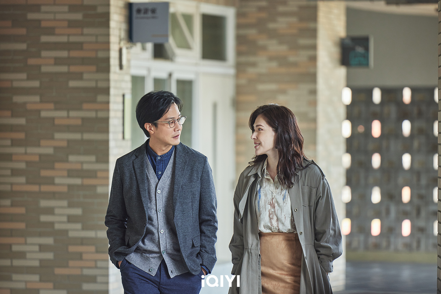 薛仕凌在《第9節課》飾演一位憨厚老實,對待許瑋甯無微不至的完美人設高中主任。(愛奇藝國際站提供)