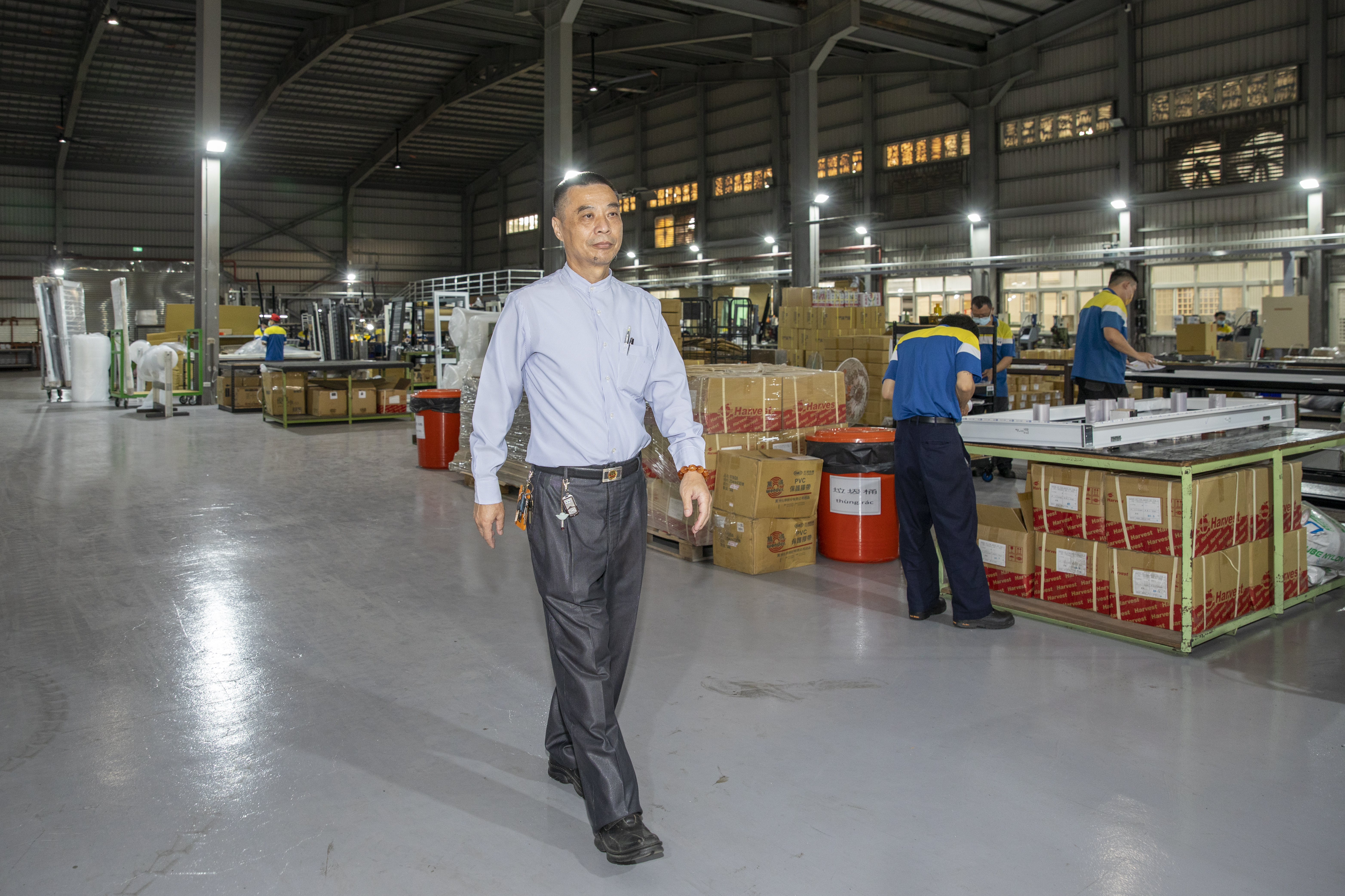 在大哥的支持下，周國忠用2台塑膠射出機創業成立清展科技，20年前轉型切入隱紗產品，靠著200多項專利稱霸國內市場。