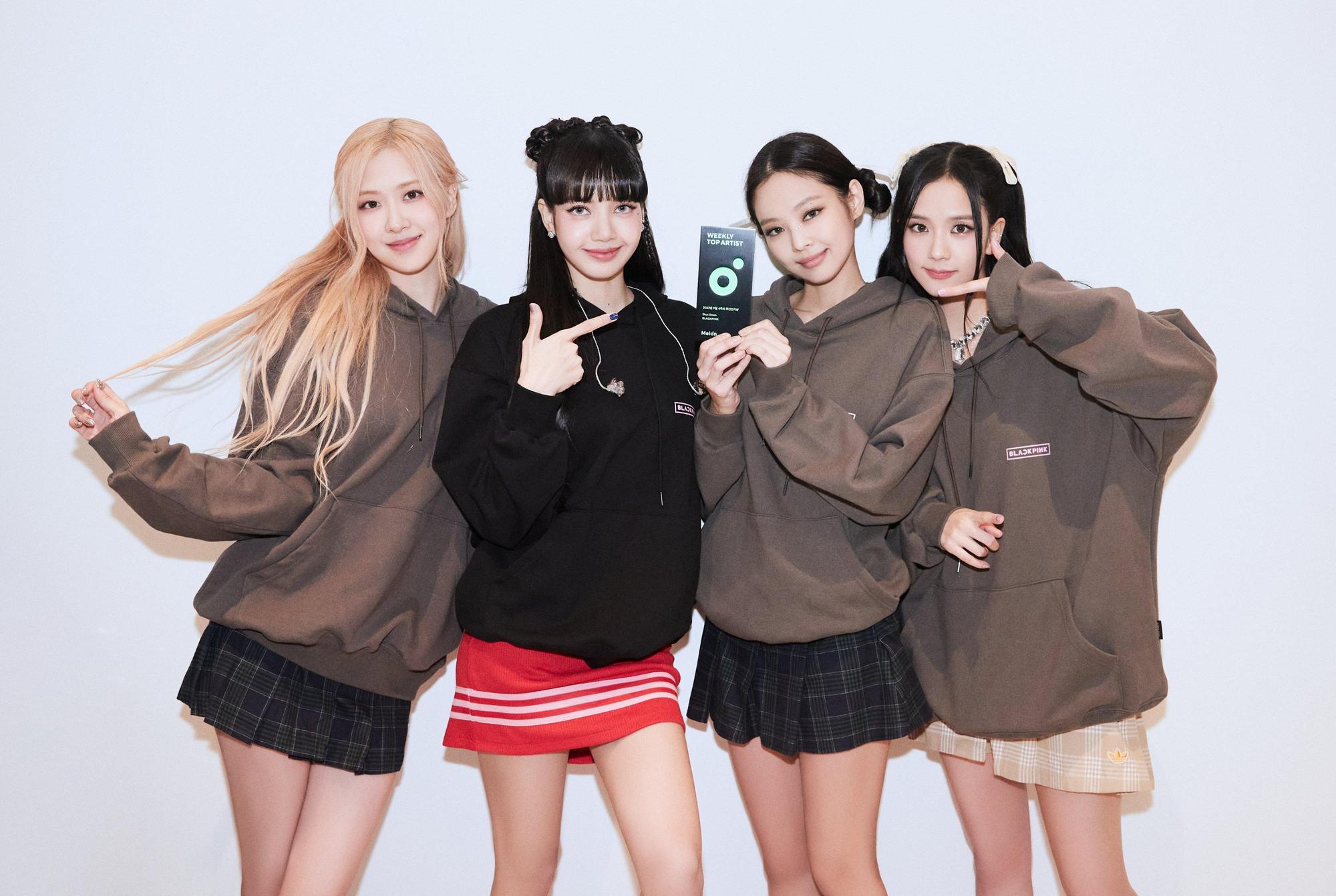 由Rosé（左起）、Lisa、Jennie、Jisoo、所組成的BLACKPINK明年3月將在世運主場館開唱，4.5萬張門票今秒殺。（翻攝自BLACKPINK Twitter）