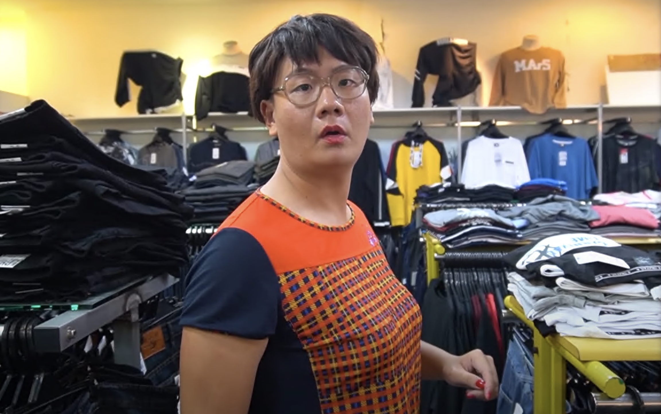 阿翰昨發出新影片，這次登場的是房東阿姨，帶女兒買新衣。（截圖自阿翰po影片YouTube頻道）