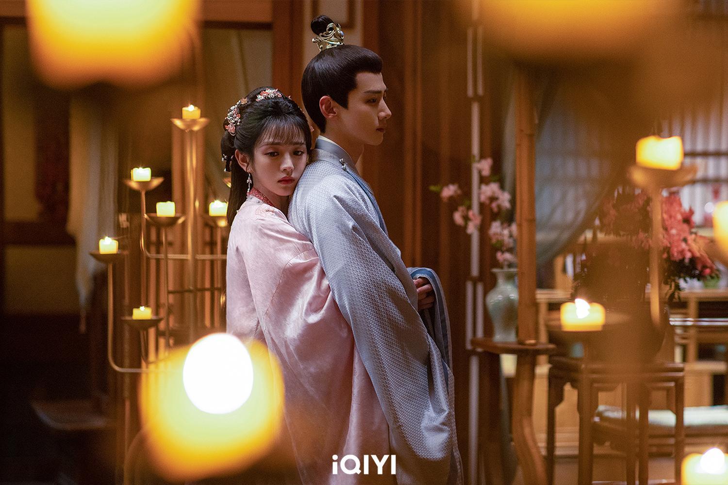 白敬亭(右)與田曦薇在《卿卿日常》展開「先吃後愛」的甜蜜戀曲。(愛奇藝國際站提供)