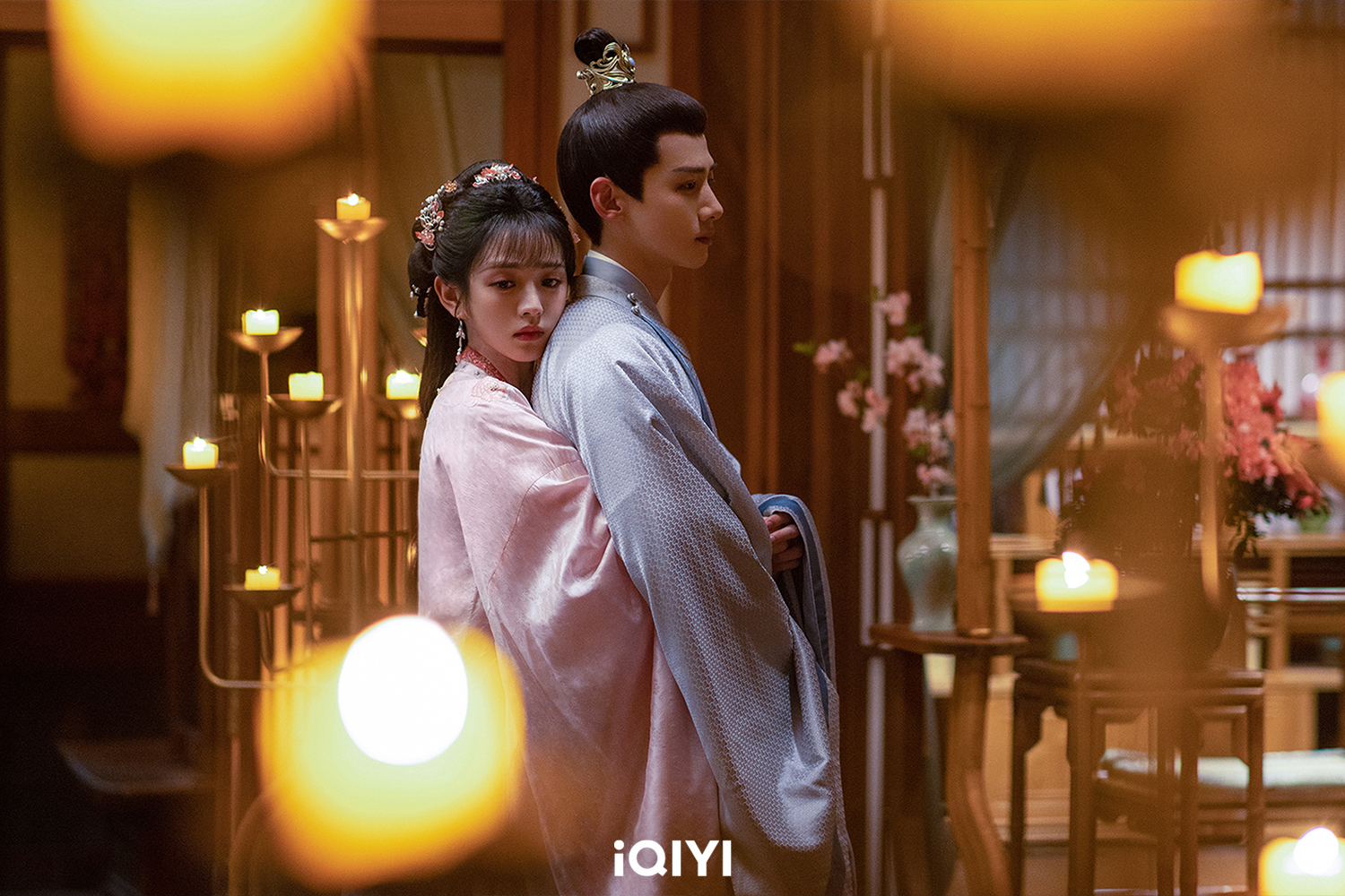 白敬亭（右）與田曦薇在《卿卿日常》展開「先吃後愛」的甜蜜戀曲。（愛奇藝國際站提供）