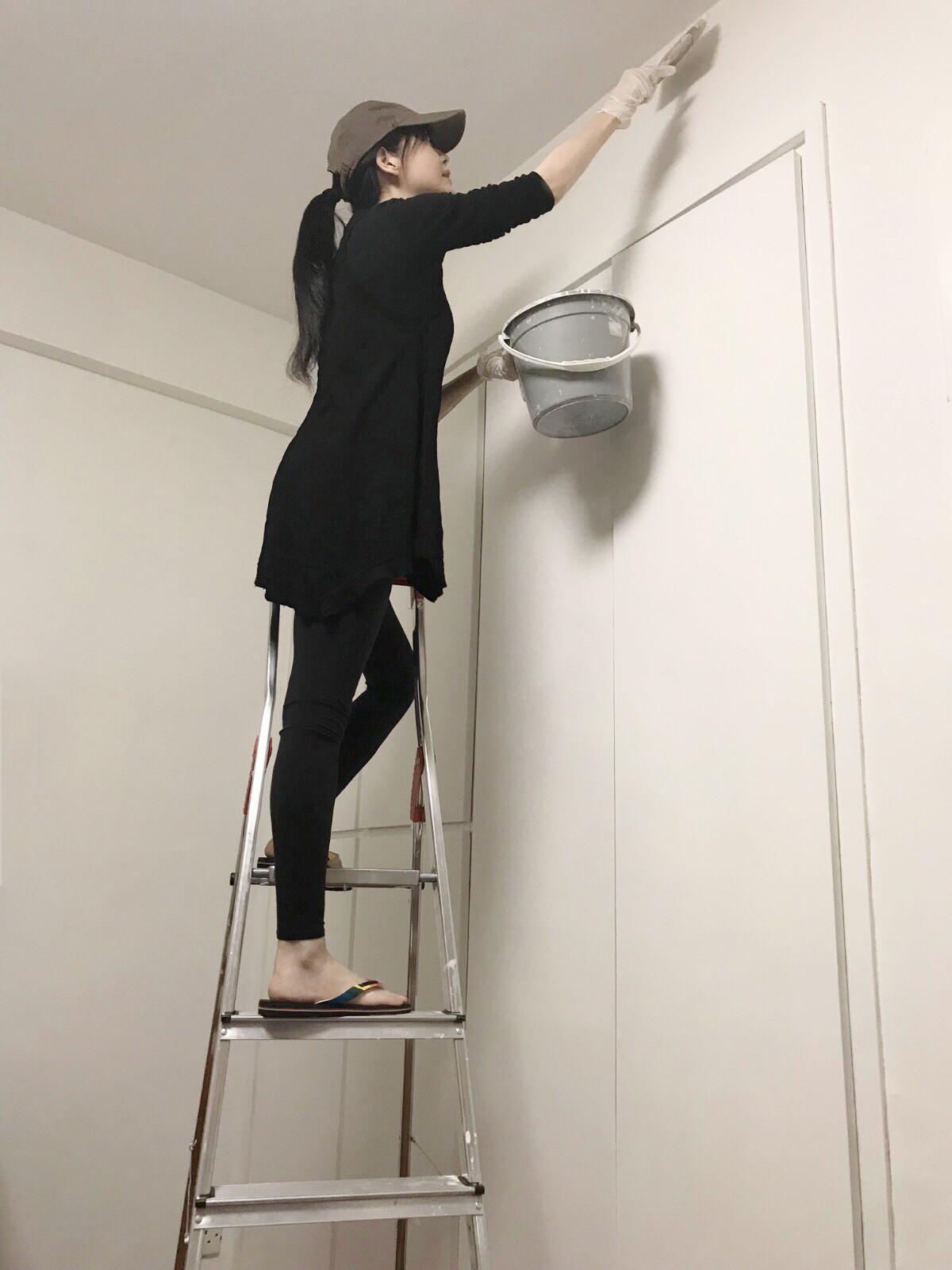 周慧敏親自完成翻修母親家的油漆工程,有模有樣。(翻攝周慧敏臉書)