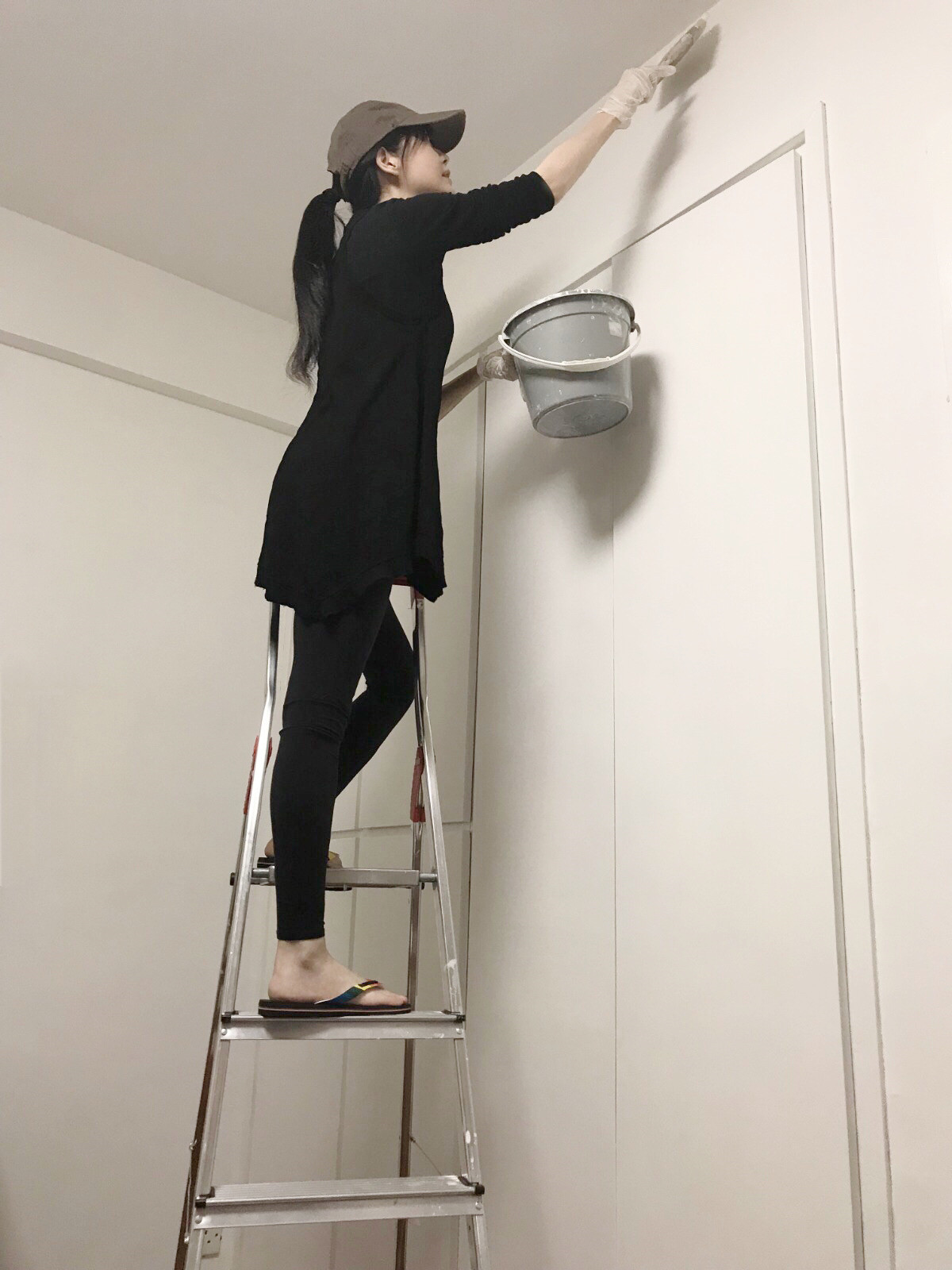 周慧敏親自完成翻修母親家的油漆工程,有模有樣。(翻攝周慧敏臉書)