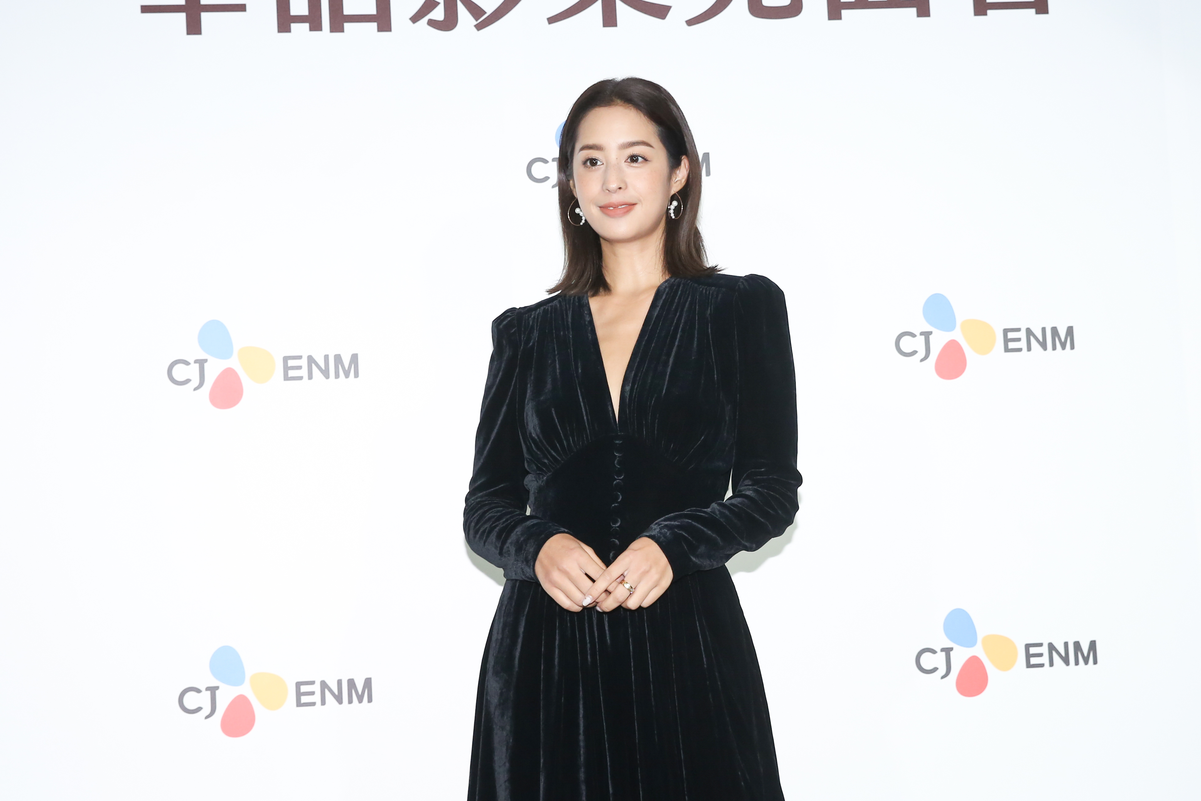 莫允雯拍新戲在劇組充當仙姑。