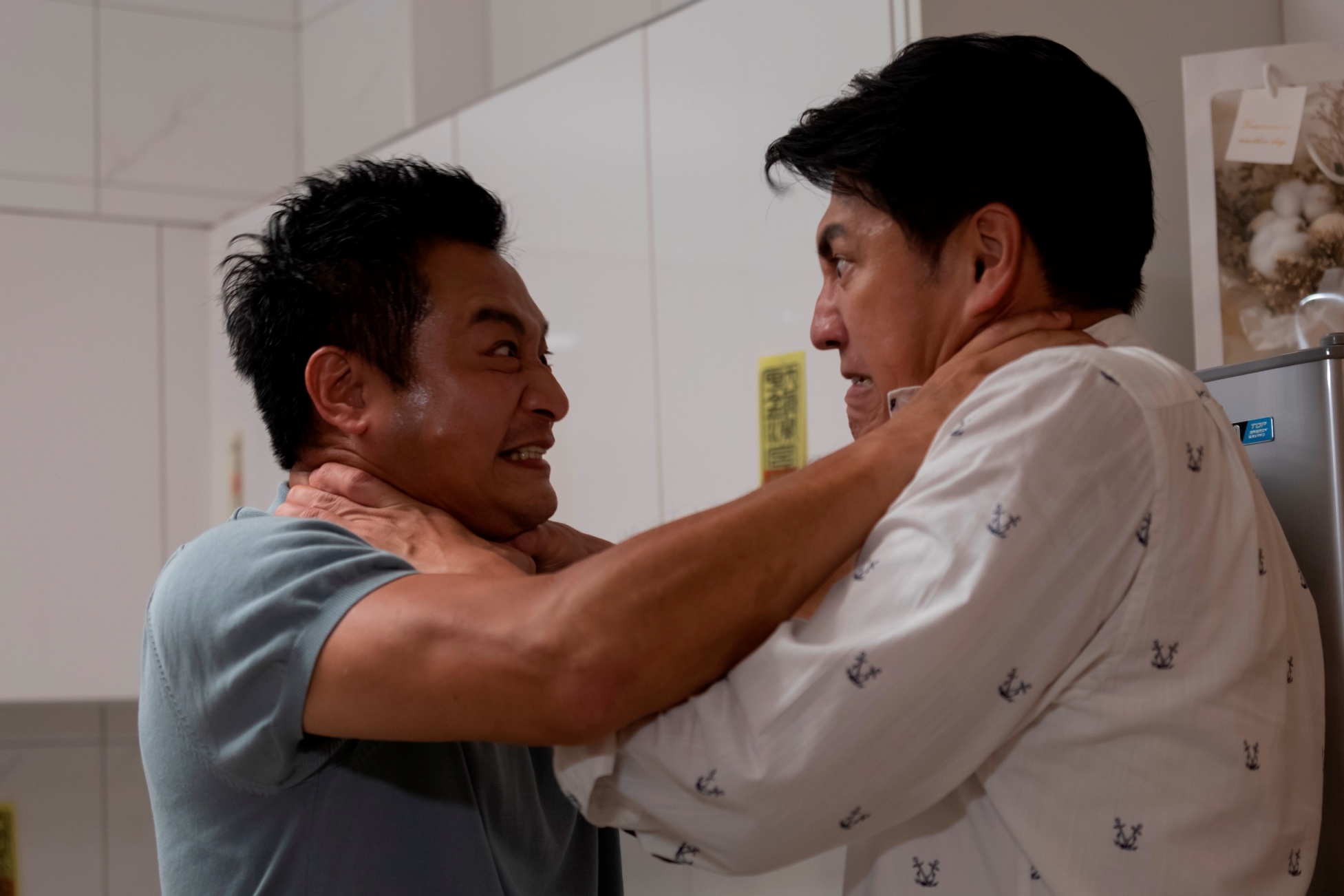 林佑星（左）、與「阿布」周詠訓（右）為戲互掐滿臉漲紅。（中視提供）