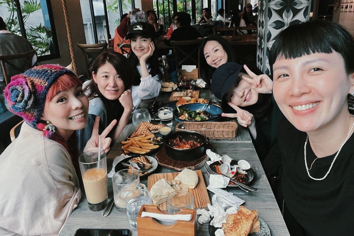 陶晶瑩（右3）和林依晨（左3）、魏如萱（右1）、徐佳瑩（右2）、蘇慧倫（左2）和許哲珮（左1）聚餐，網友直呼這組合「含金量好高」。（翻攝自陶晶瑩臉書）
