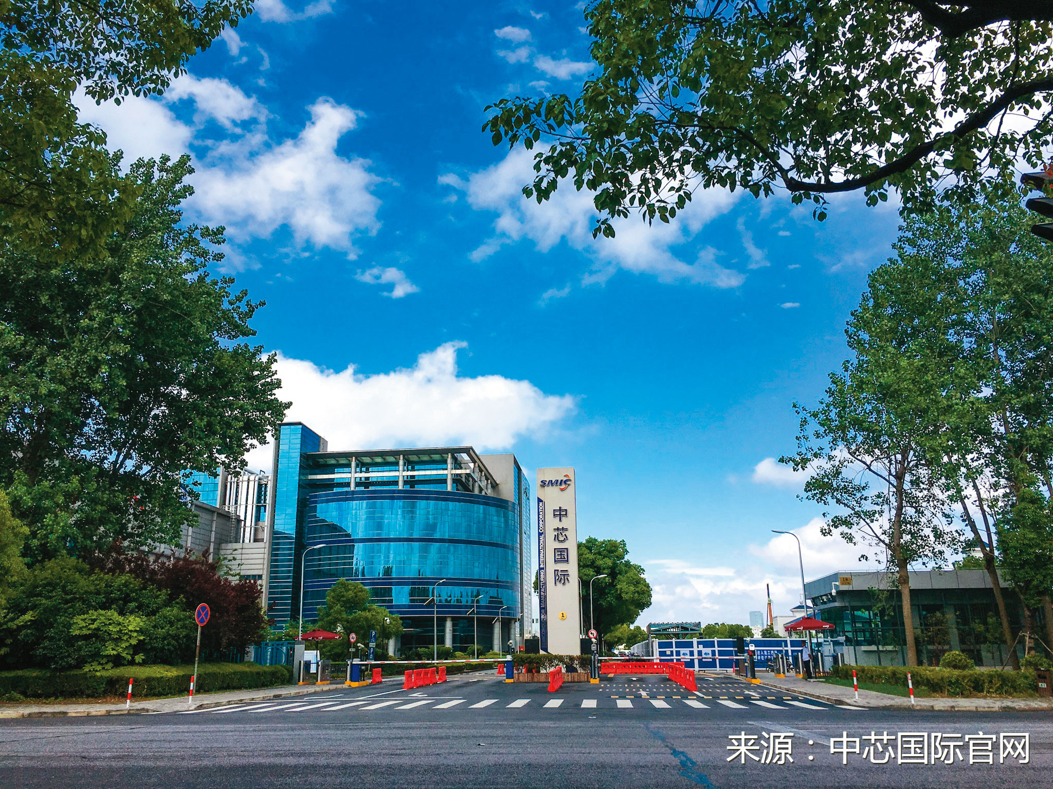 中國半導體若要擺脫美國禁令限制,發展矽光子仍比七奈米、三奈米容易得多。(翻攝中芯國際官網)