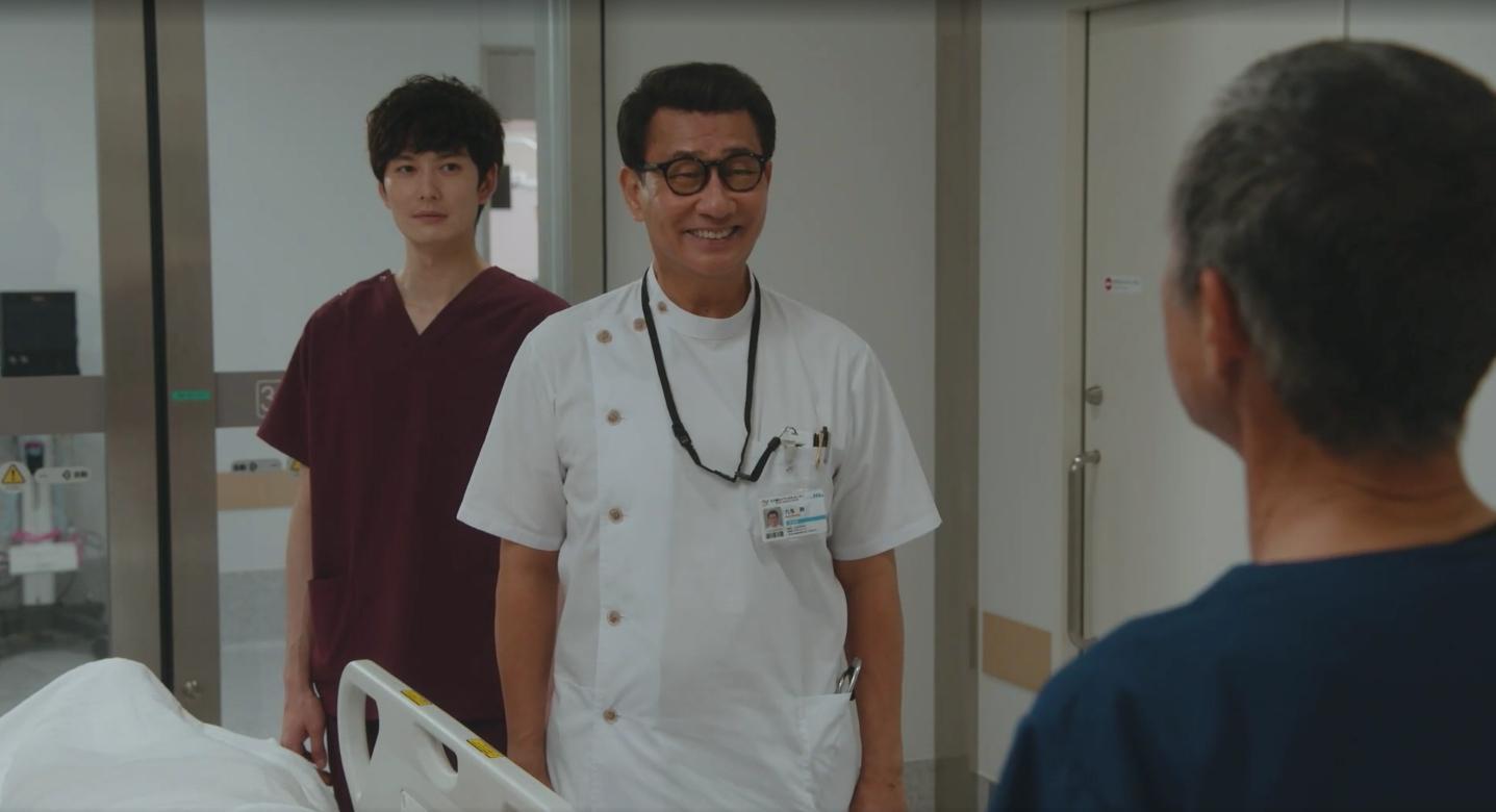 中井貴一(左二)與岡田將生在《旅行護理師》火藥味滿滿。(myVedio提供)
