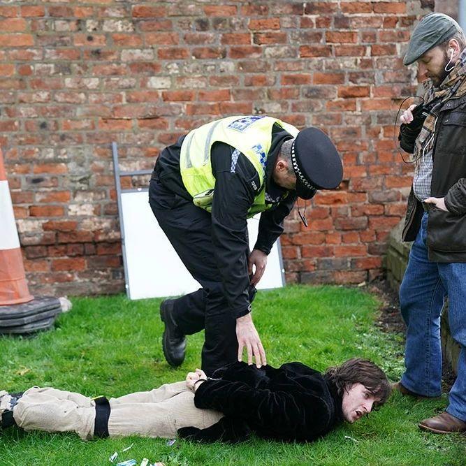 鬧事男子很快被拘捕，後被起底是前綠黨成員Patrick Thelwell。（翻攝British Monarchists Society 臉書）