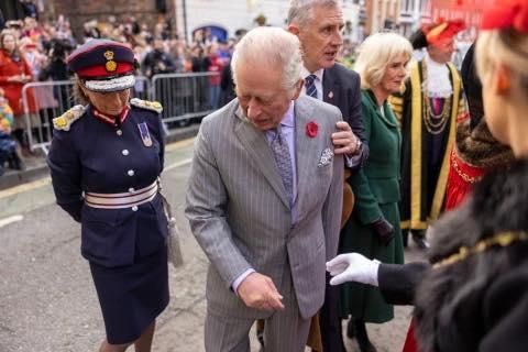 查爾斯三世被丟雞蛋，所幸沒被丟中。（翻攝British Monarchists Society 臉書）