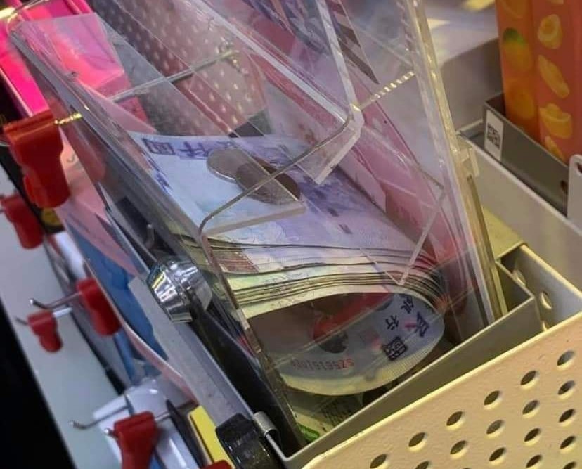 一名網友曝光超商捐款箱中有一疊千元大鈔。（翻攝自爆廢公社公開版臉書）