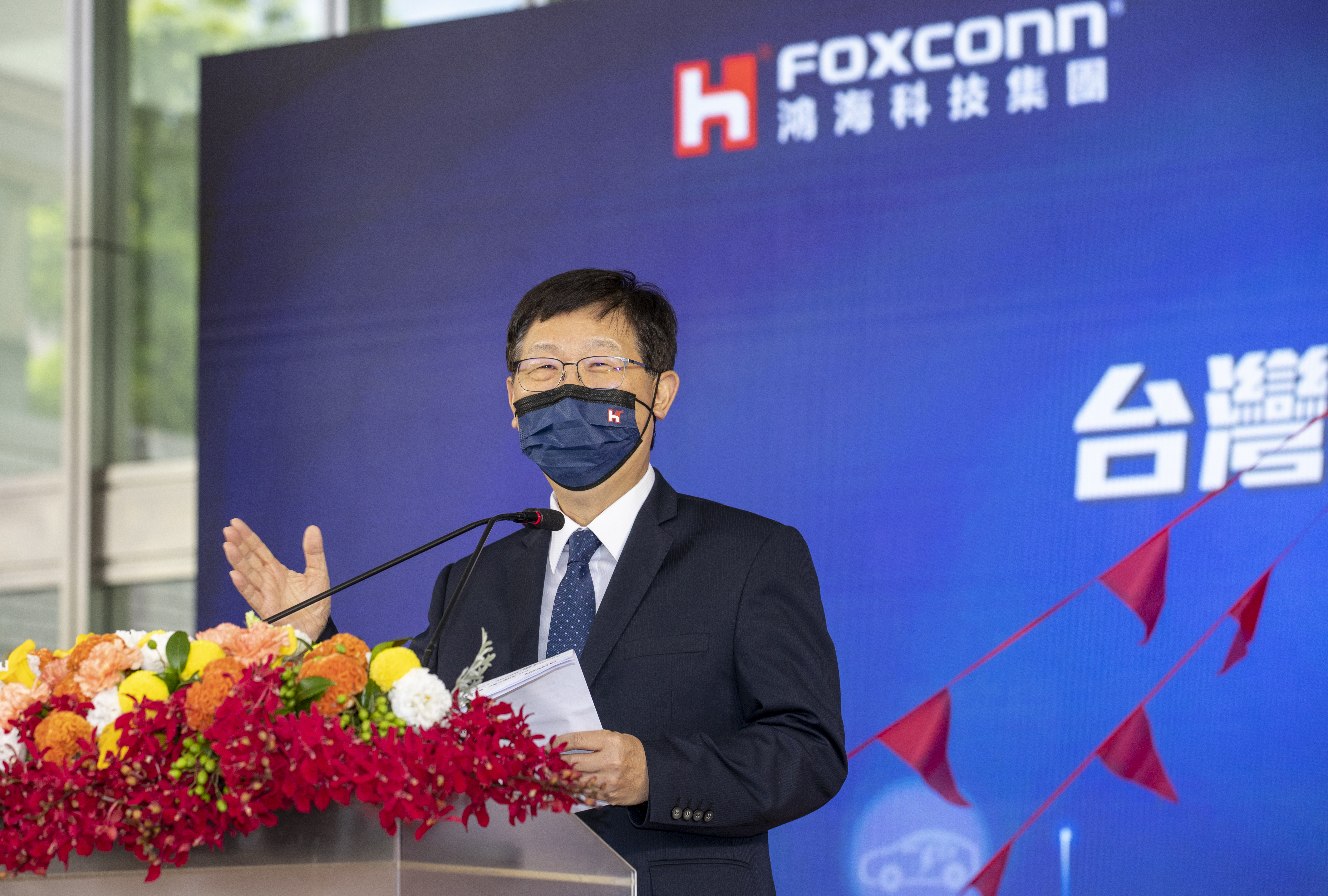 鴻海今舉辦線上法說會，董事長劉揚偉透露明年會有一家傳統車廠加入電動車事業。（本刊資料照）