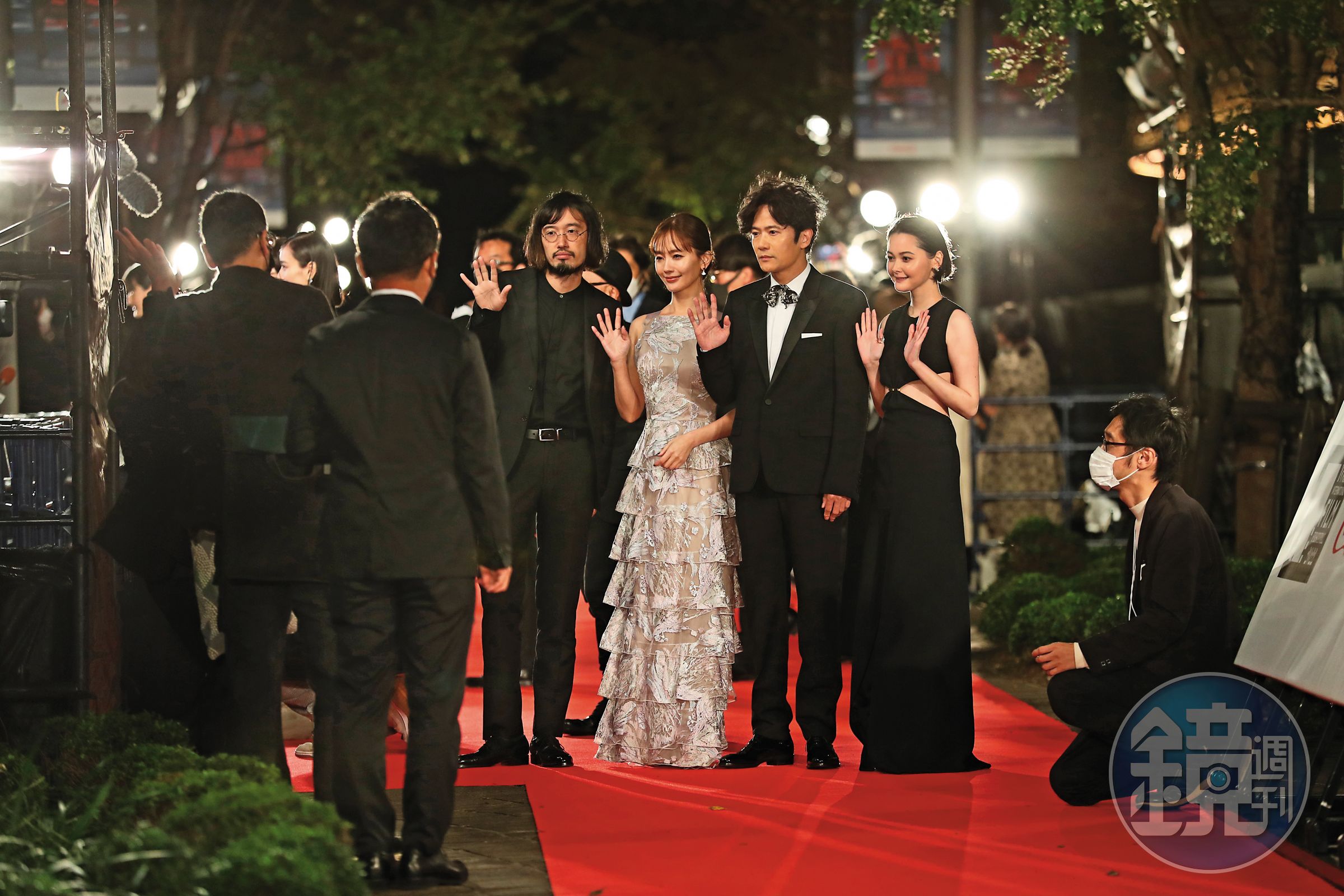 今泉力哉執導（左一）、稻垣吾郎（右二）主演電影《在窗邊》入圍第35屆東京國際影展競賽片，開幕當日與玉城蒂娜（右一）、中村友理（左二）登紅毯。（東京國際影展提供）