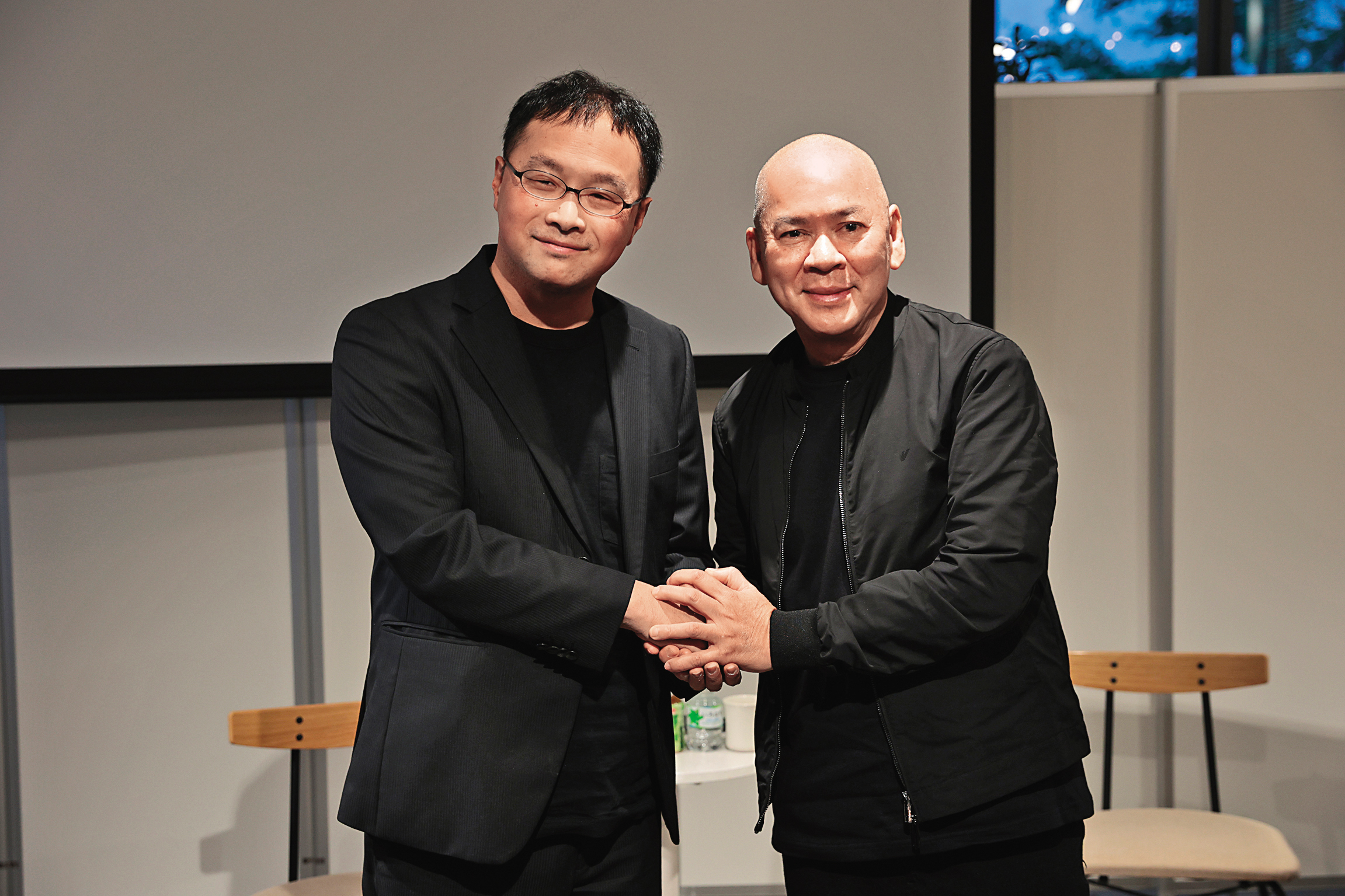 本屆黑澤明獎得主深田晃司（左）與蔡明亮（右）在影展的對談活動上分享創作心得。（東京國際影展提供）