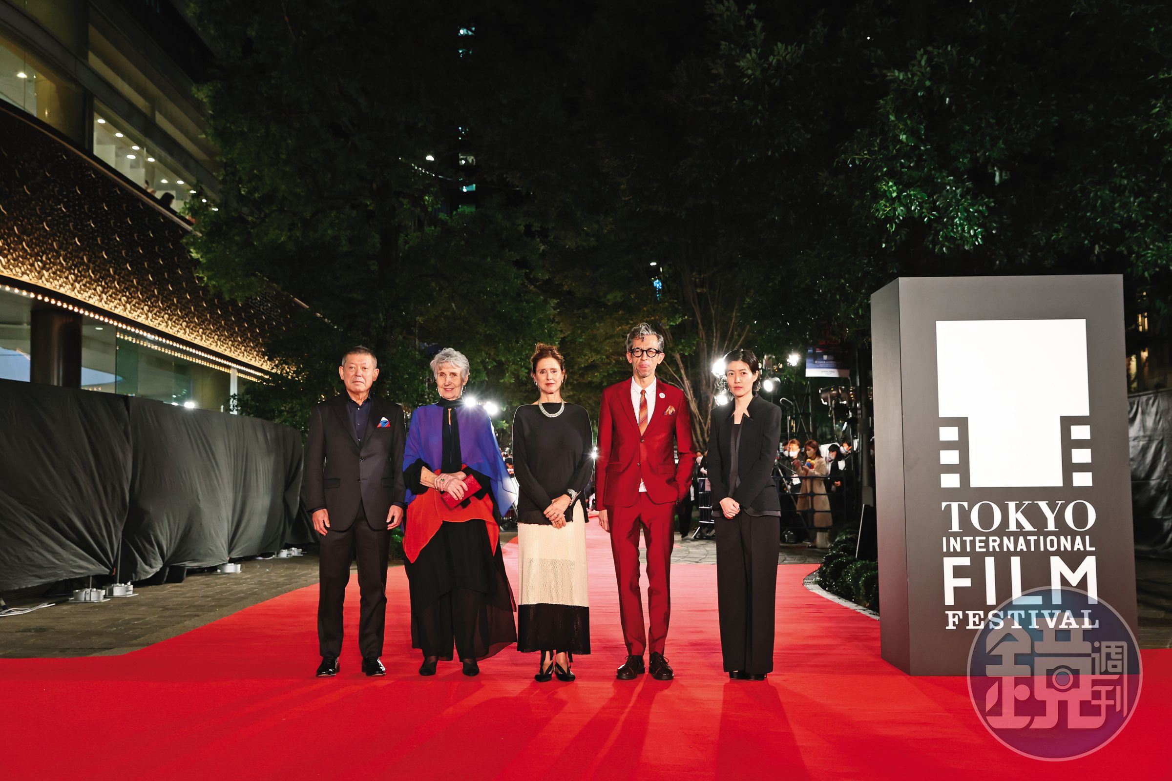 第35屆東京國際影展由音樂劇《獅子王》導演茱莉泰莫（右三）擔任評審團主席，她率領日籍攝影指導柳島克己（左起）、法籍Marie-Christine de Navacelle、葡萄牙籍導演朱奧佩德洛、韓籍演員沈恩敬評選本屆競賽片。（東京國際影展提供）