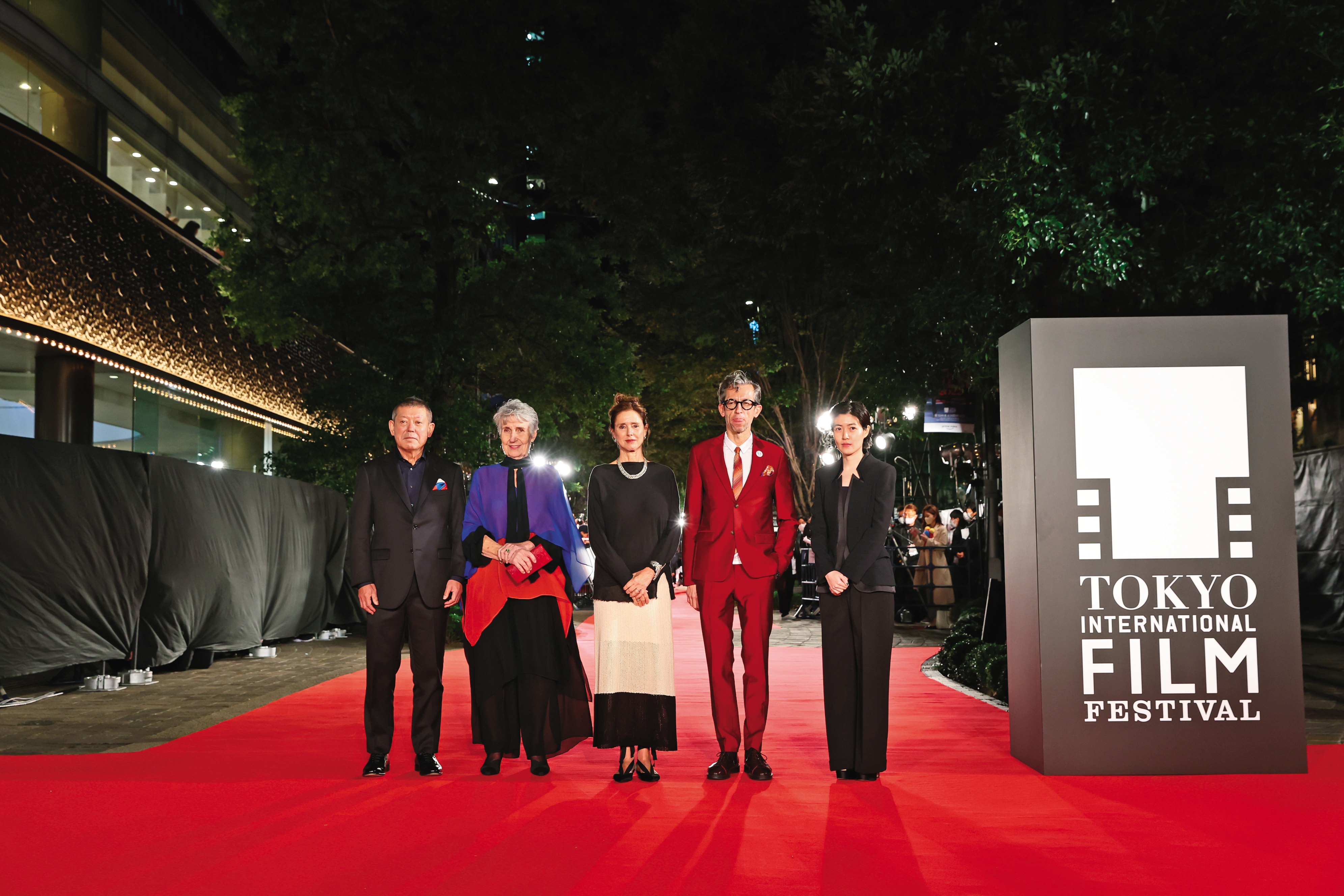 第35屆東京國際影展由音樂劇《獅子王》導演茱莉泰莫（中）擔任評審團主席，她率領日籍攝影指導柳島克己（左起）、法籍Marie-Christine de Navacelle、葡萄牙籍導演朱奧佩德洛、韓籍演員沈恩敬評選本屆競賽片。（東京國際影展提供）