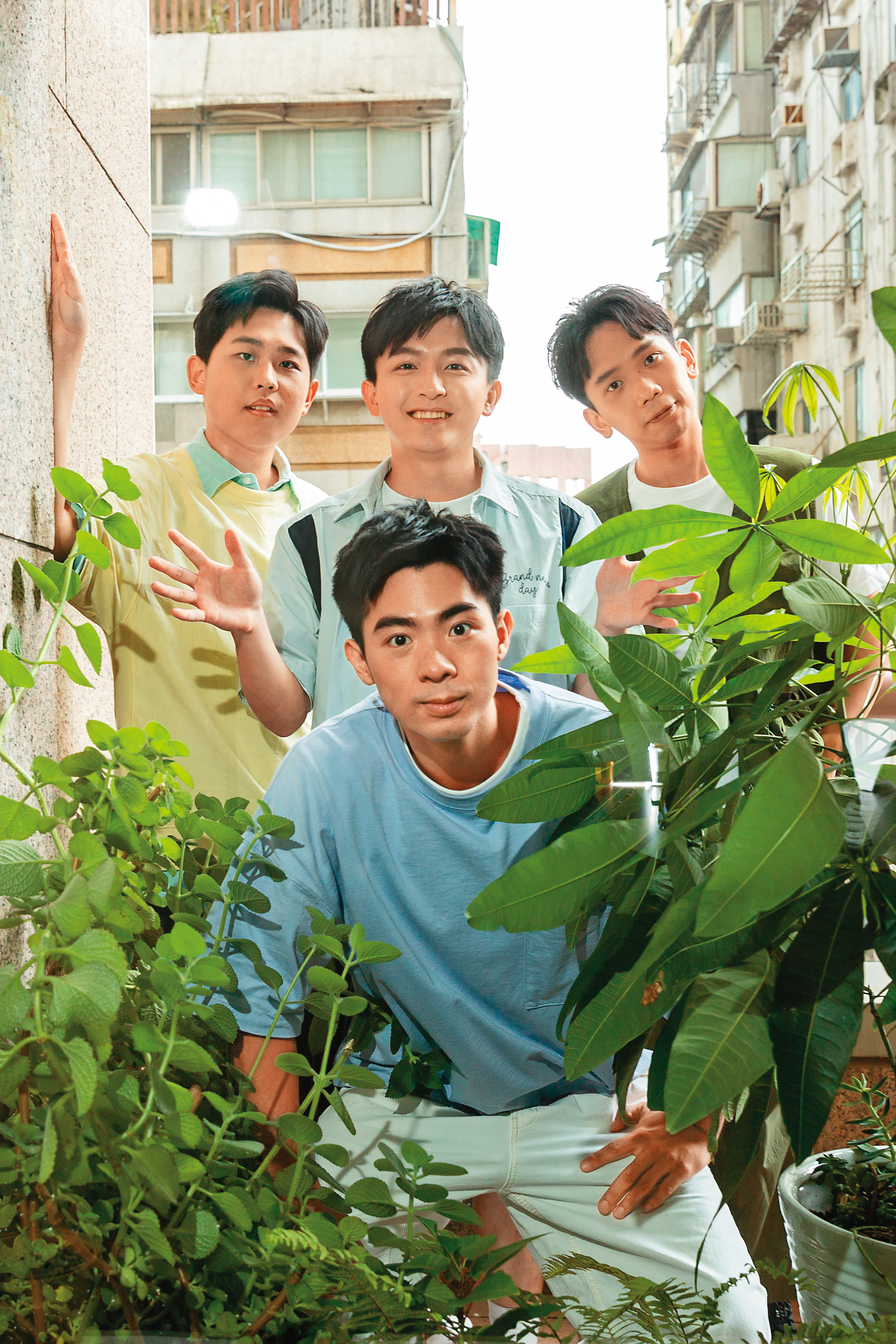 理想混蛋團員中有1名醫師與2名藥師,被喻為真人版《機智醫生生活》。後排左起為雞丁、阿哲、Look,前為建廷。