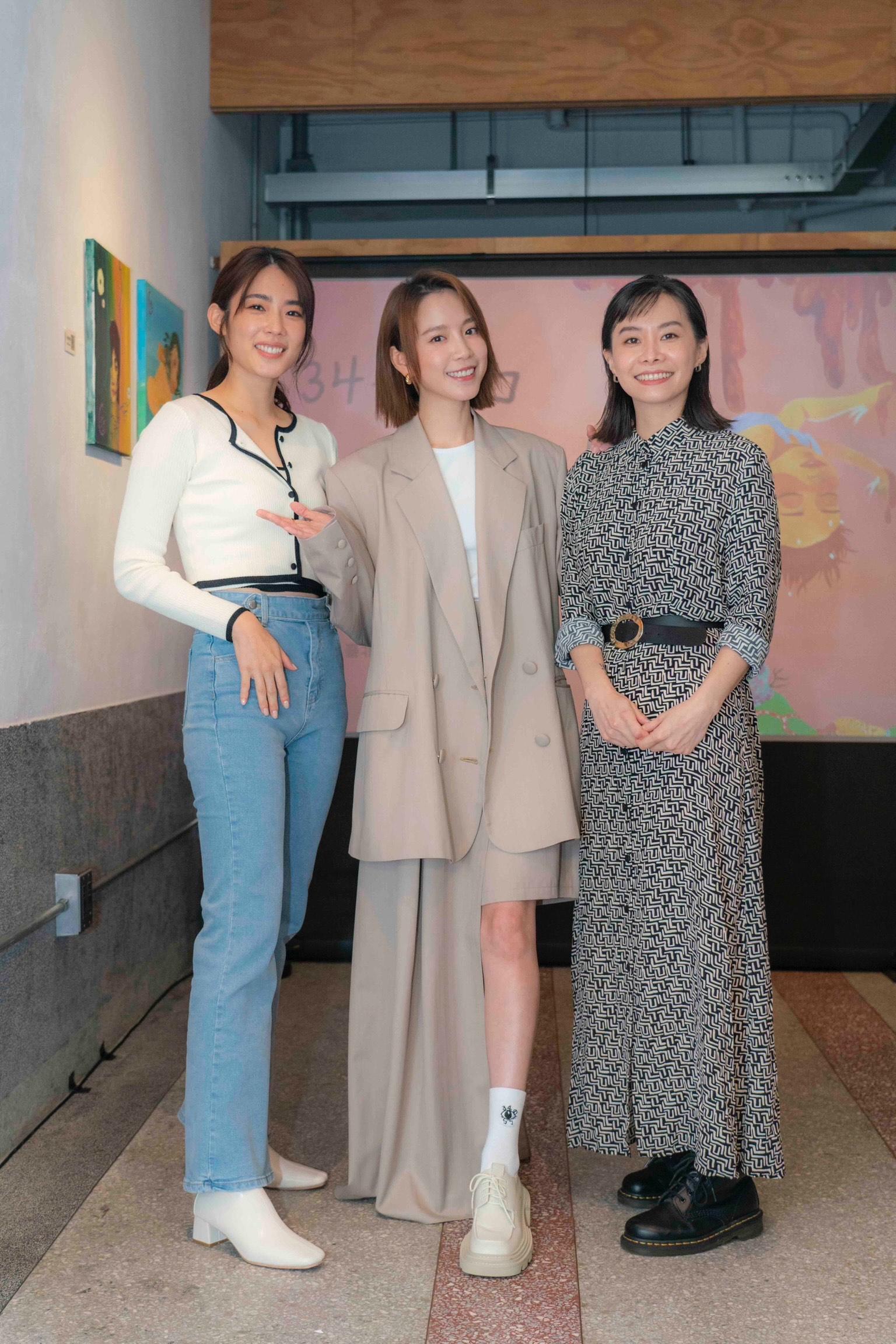 宇宙和鄭宜農到畫展站台。（「34的ㄅㄅ」提供）