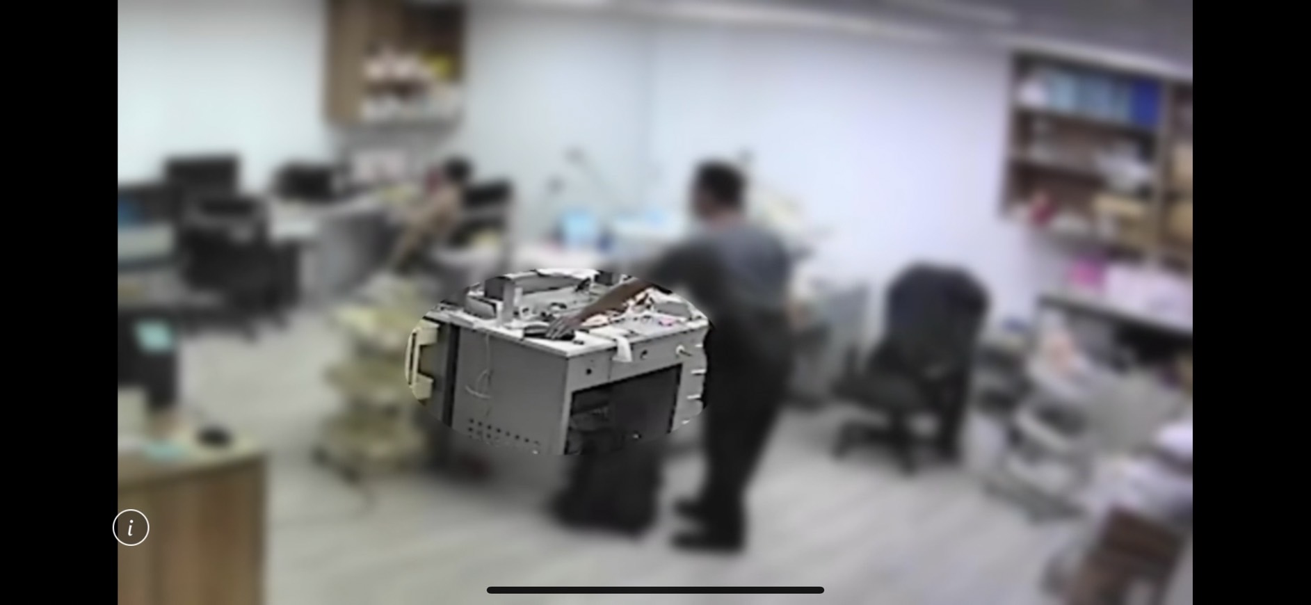 楊男無視公司裡有員工，仍大膽偷走桌上皮夾。（翻攝畫面）