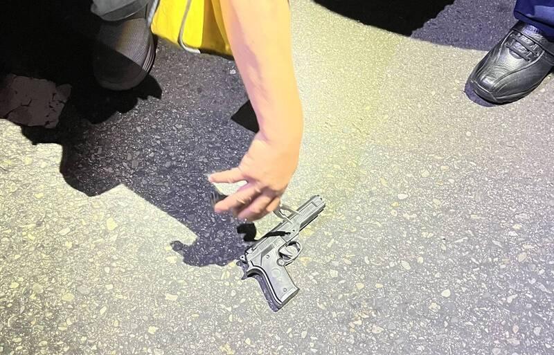 警方盤查可疑的24歲江姓男子，起出1把玩具槍。（警方提供）