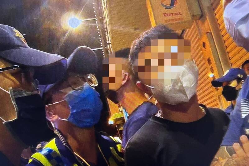 蔡英文昨天到桃園市幫鄭運鵬輔選，警方在活動場外盤查一名可疑男子，從他身上搜出一把「玩具槍」。（警方提供）