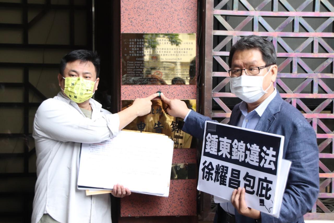 民進黨立委洪申翰、沈發惠前往北檢告發鍾東錦涉及經營的砂石場違法。（翻攝洪申翰臉書） 