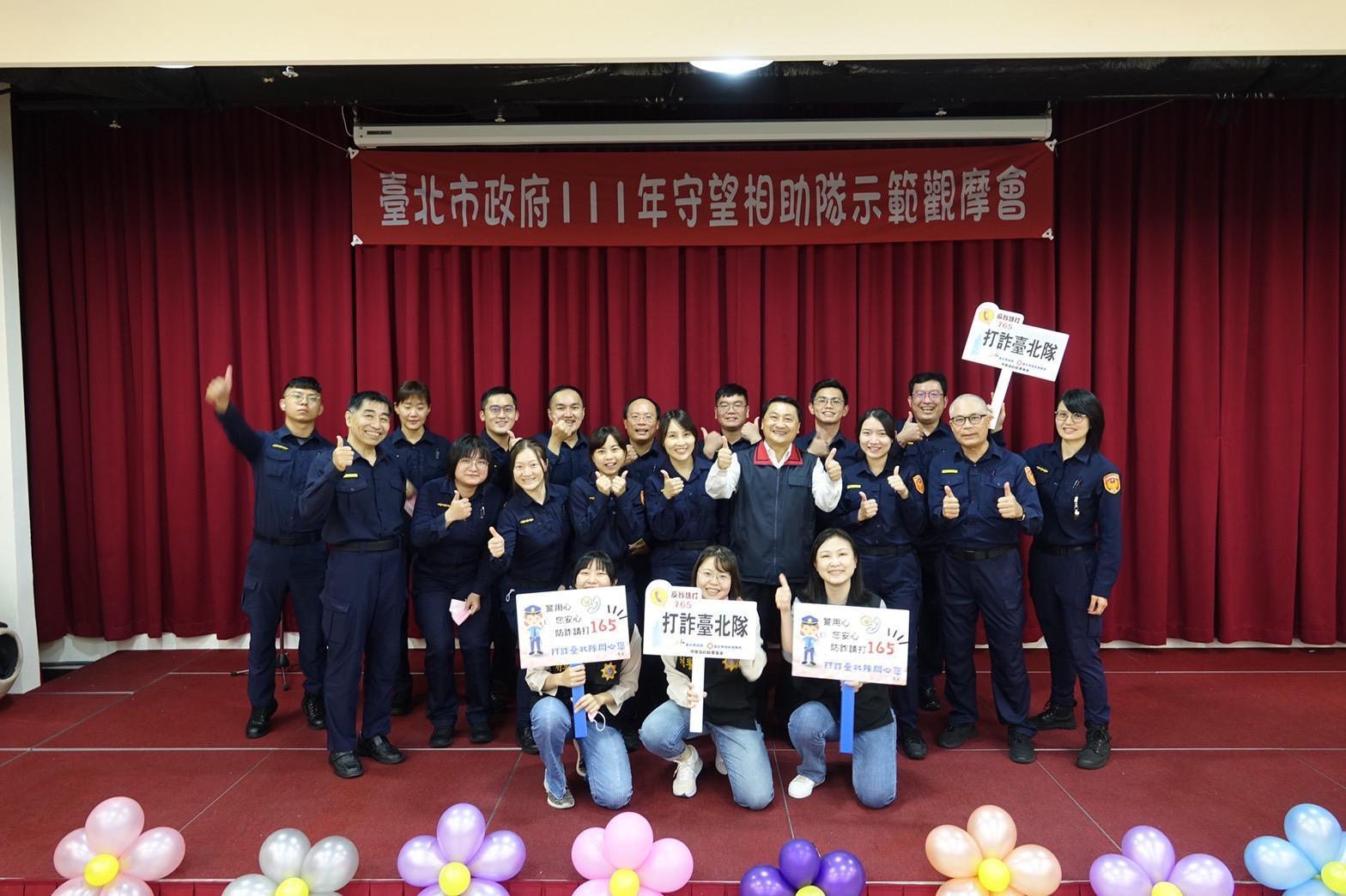 台北市松山區安平里守望相助隊與轄區派出所結合深入鄰里,加強反毒宣導,金融機構ATM巡守等勤務,有效遏止詐騙車手在轄區活動。(松山警分局提供)
