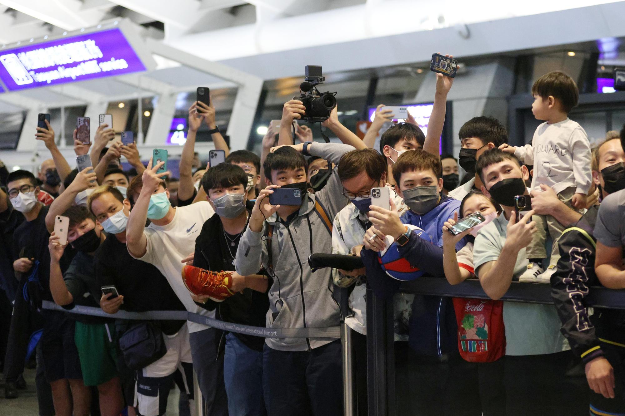 現場湧入約500位球迷為霍華德接機。(桃園永豐雲豹職業籃球隊提供)