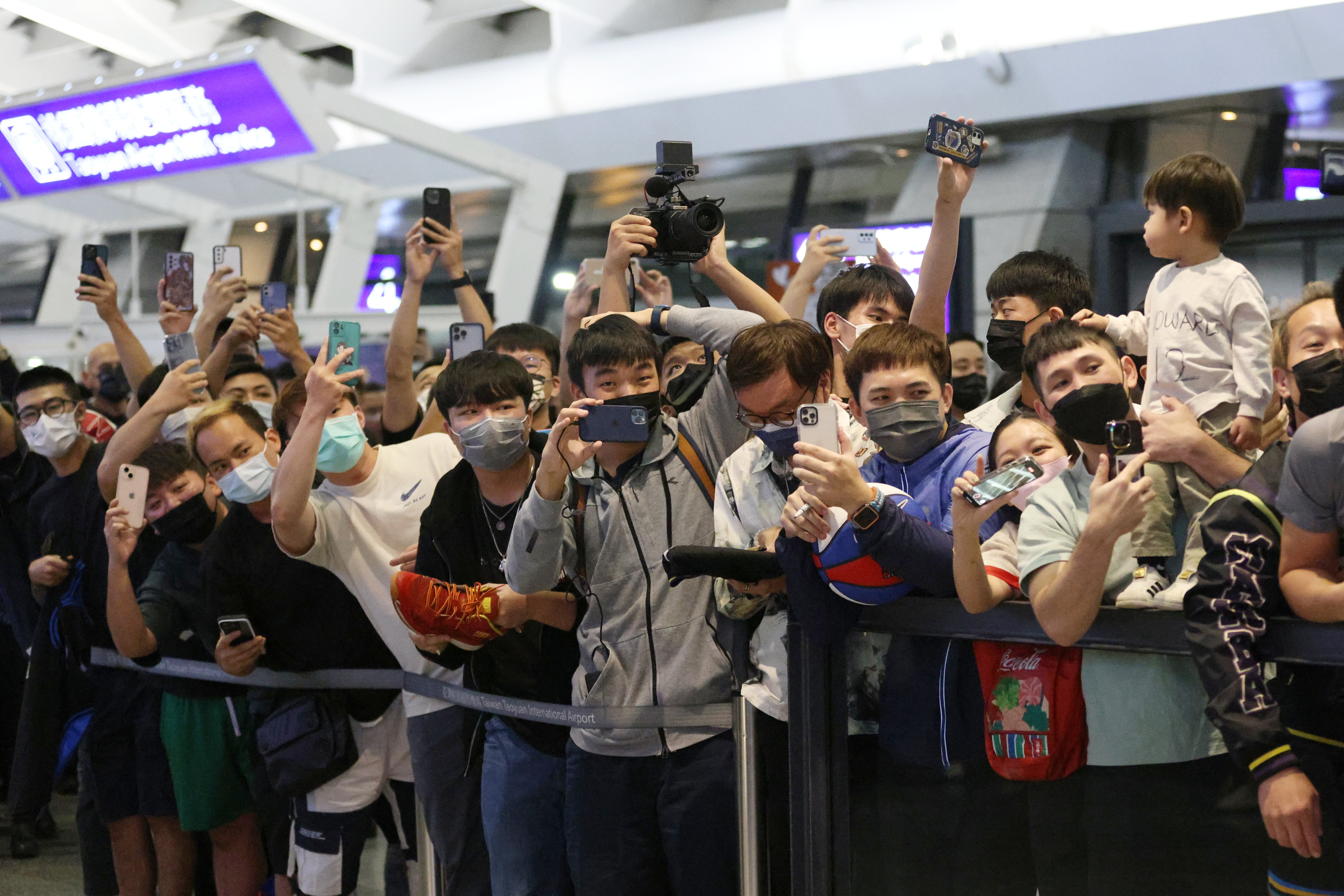 現場湧入約500位球迷為霍華德接機。(桃園永豐雲豹職業籃球隊提供)