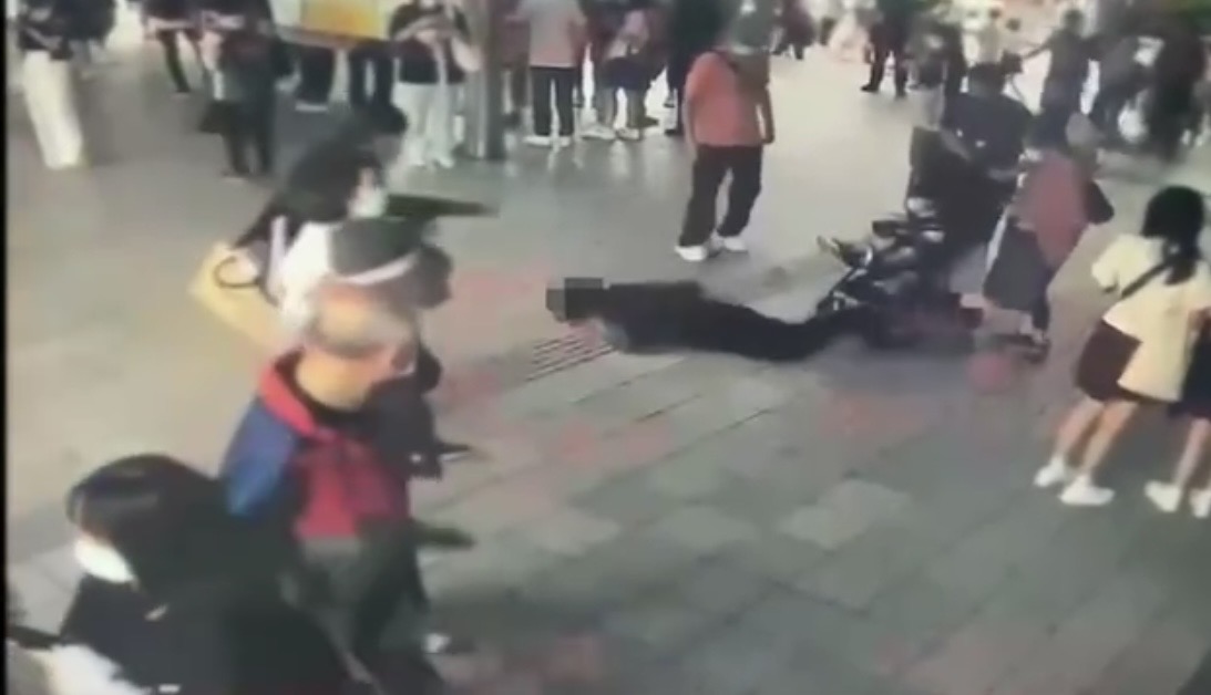 民眾踩到嬰兒車摔倒。（翻攝畫面）