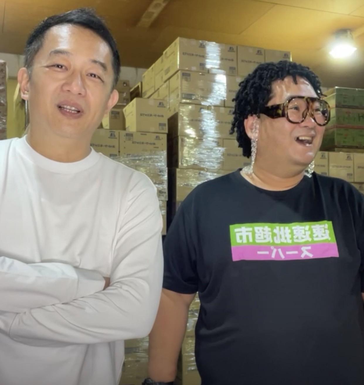陳昭榮昨到關西最大批發倉庫直播。（翻攝自阿榮嚴選）