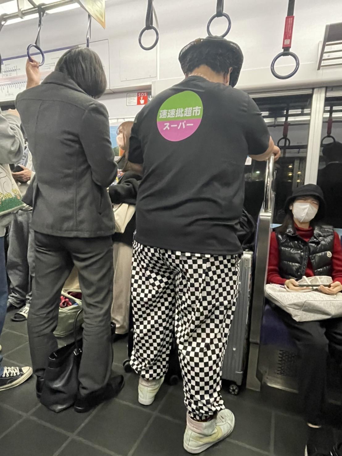 陳昭榮為了幫同事爆爆搬行李上車忘記自己隨身包包。（翻攝自陳昭榮臉書）