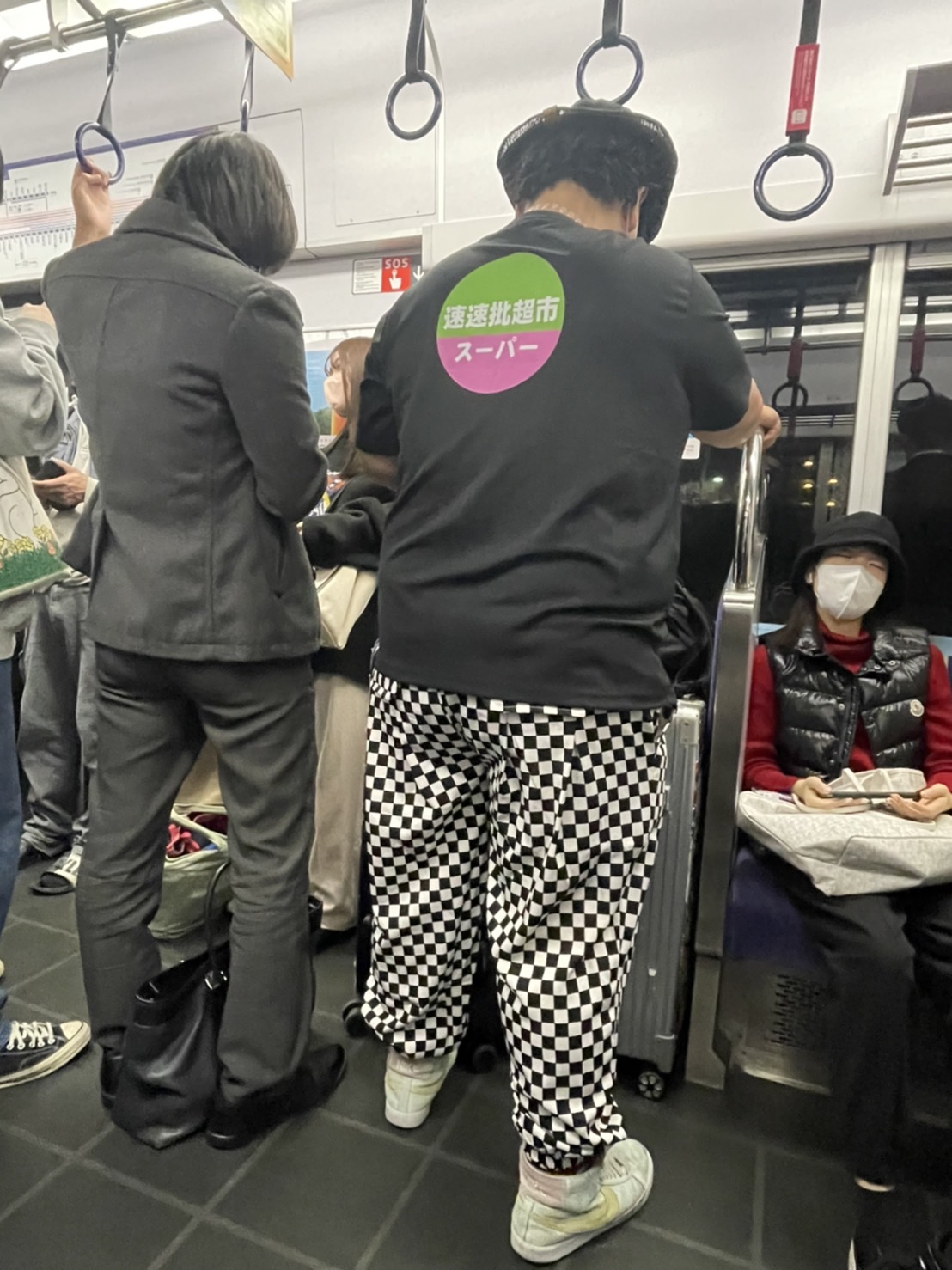 陳昭榮為了幫同事爆爆搬行李上車忘記自己隨身包包。(翻攝自陳昭榮臉書)