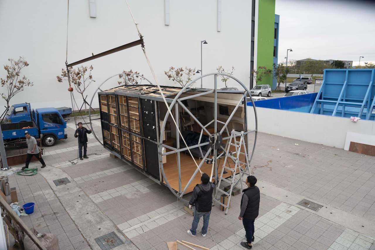 特殊打造的「旋轉房間」運送至「中台灣影視基地」深水池旁準備拍攝。(三乘影像事務所提供)