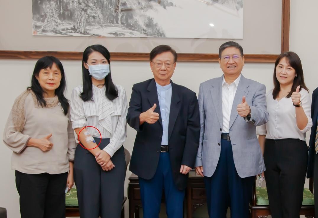 高虹安(左2)昨下午帶著靜脈留置針離開醫院,出院直奔新竹縣府,但急診科醫師謝宗學說明,這是不好的示範。