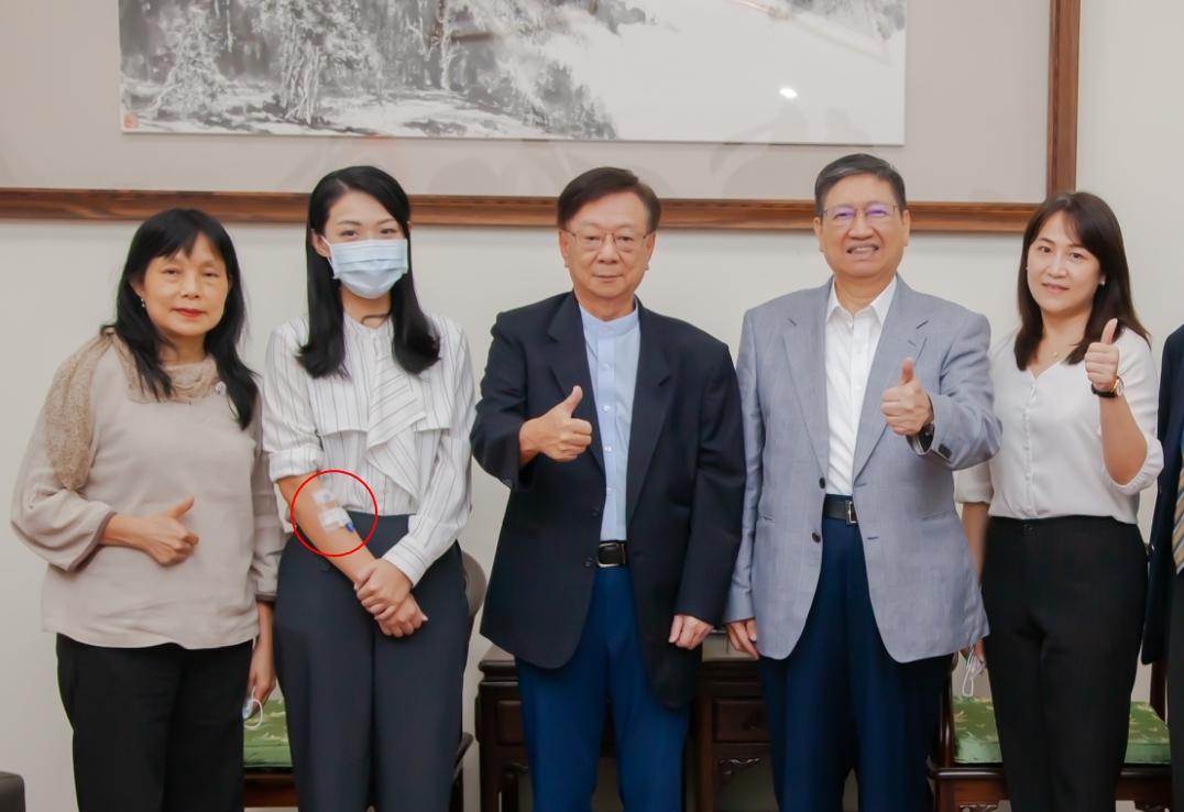 高虹安（左2）昨下午帶著靜脈留置針離開醫院，出院直奔新竹縣府，但急診科醫師謝宗學說明，這是不好的示範。