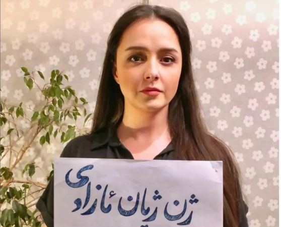 伊朗女子艾米尼(Mahsa Amini)之死引起國內示威抗議長達數週,影后塔蘭妮阿莉多絲蒂(Taraneh Alidoosti)也加入聲援,貼出未佩戴頭巾照片。(翻攝Taraneh Alidoosti IG)