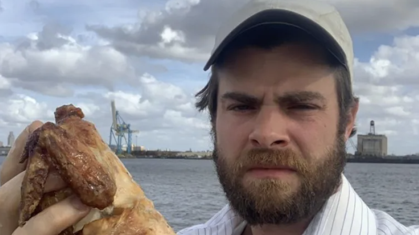 美國費城一名31歲男子亞歷山大，挑戰連續40天每天只吃一隻烤雞。（翻攝Alexander Tominsky推特）